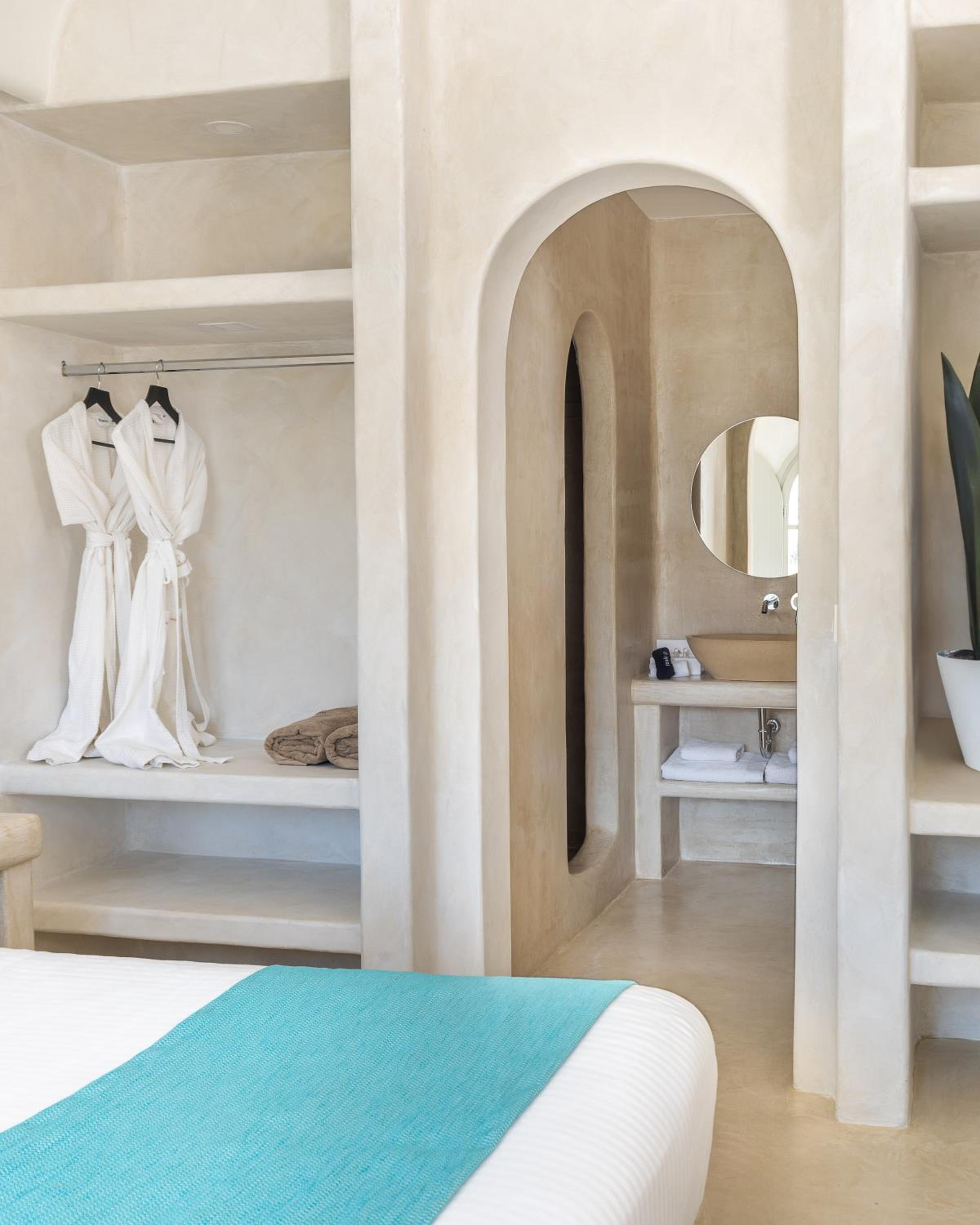 Deluxe Suite with Sea View - Photo 2