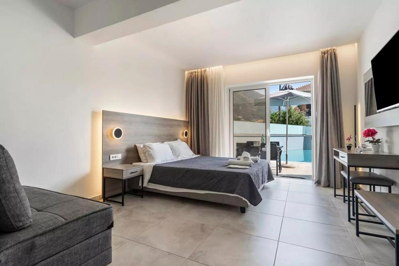 King Room with Pool View - Photo 14