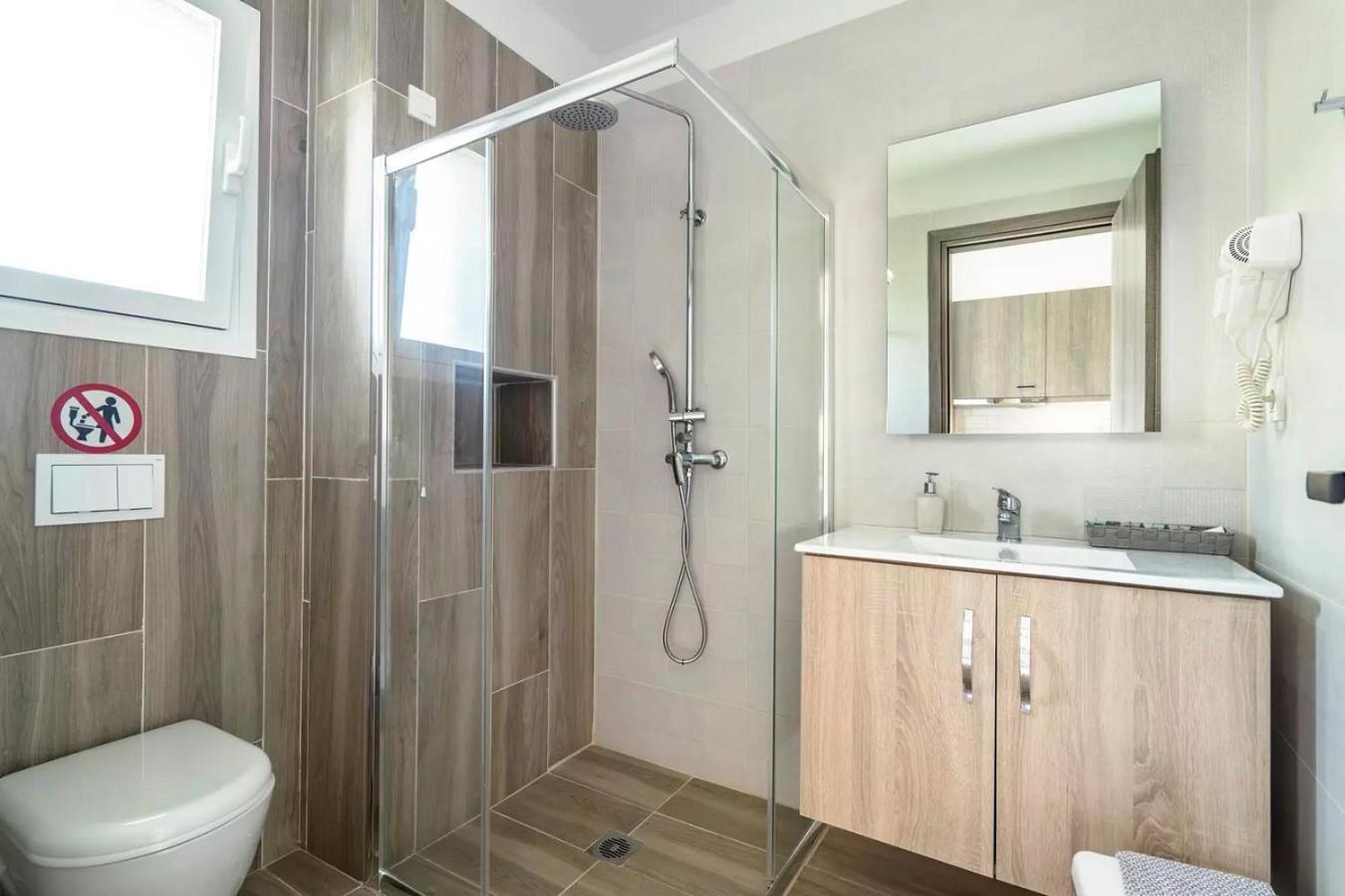 King Room with Pool View - Photo 9