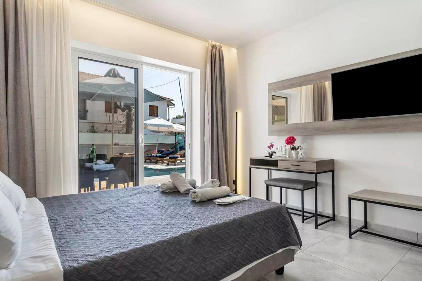 King Room with Pool View - Photo 4