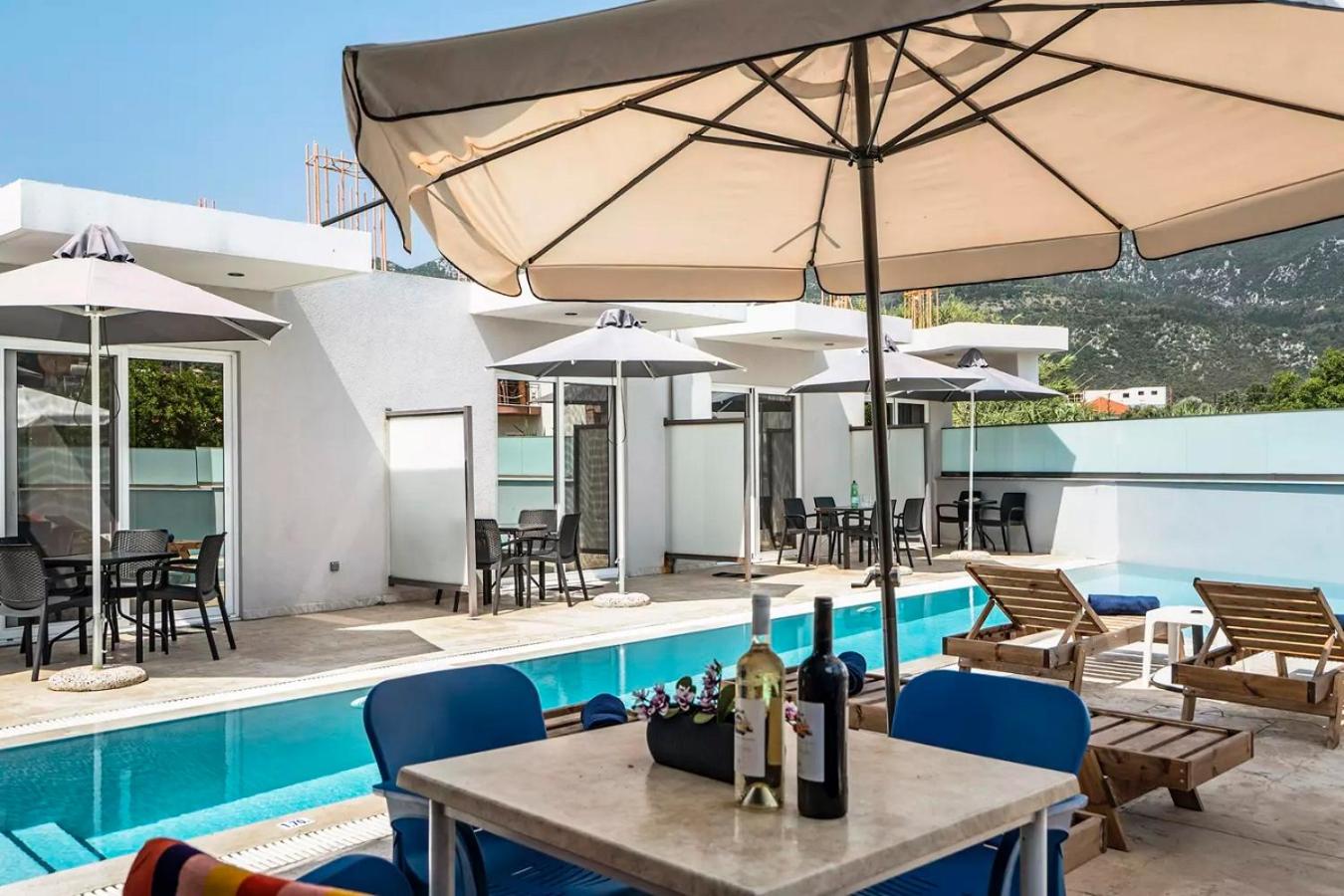 King Room with Pool View - Photo 10