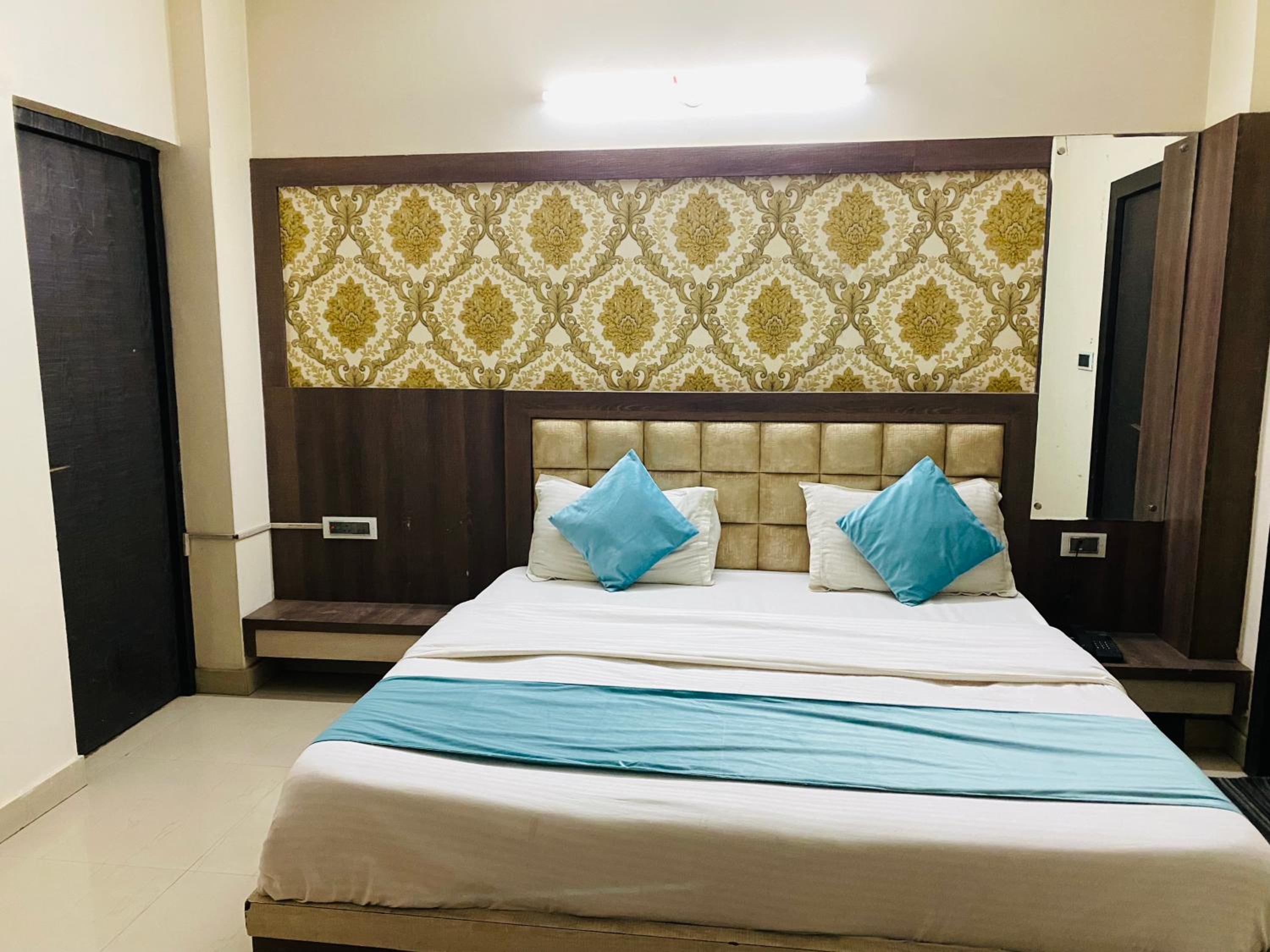 Deluxe Double Room with Bath photo 3