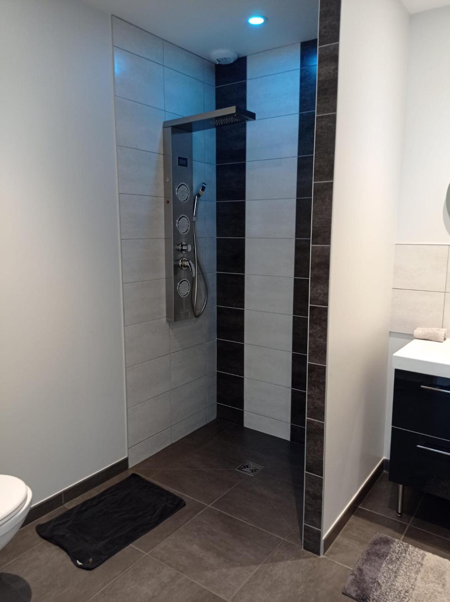 Double Room with Spa Bath - Photo 27