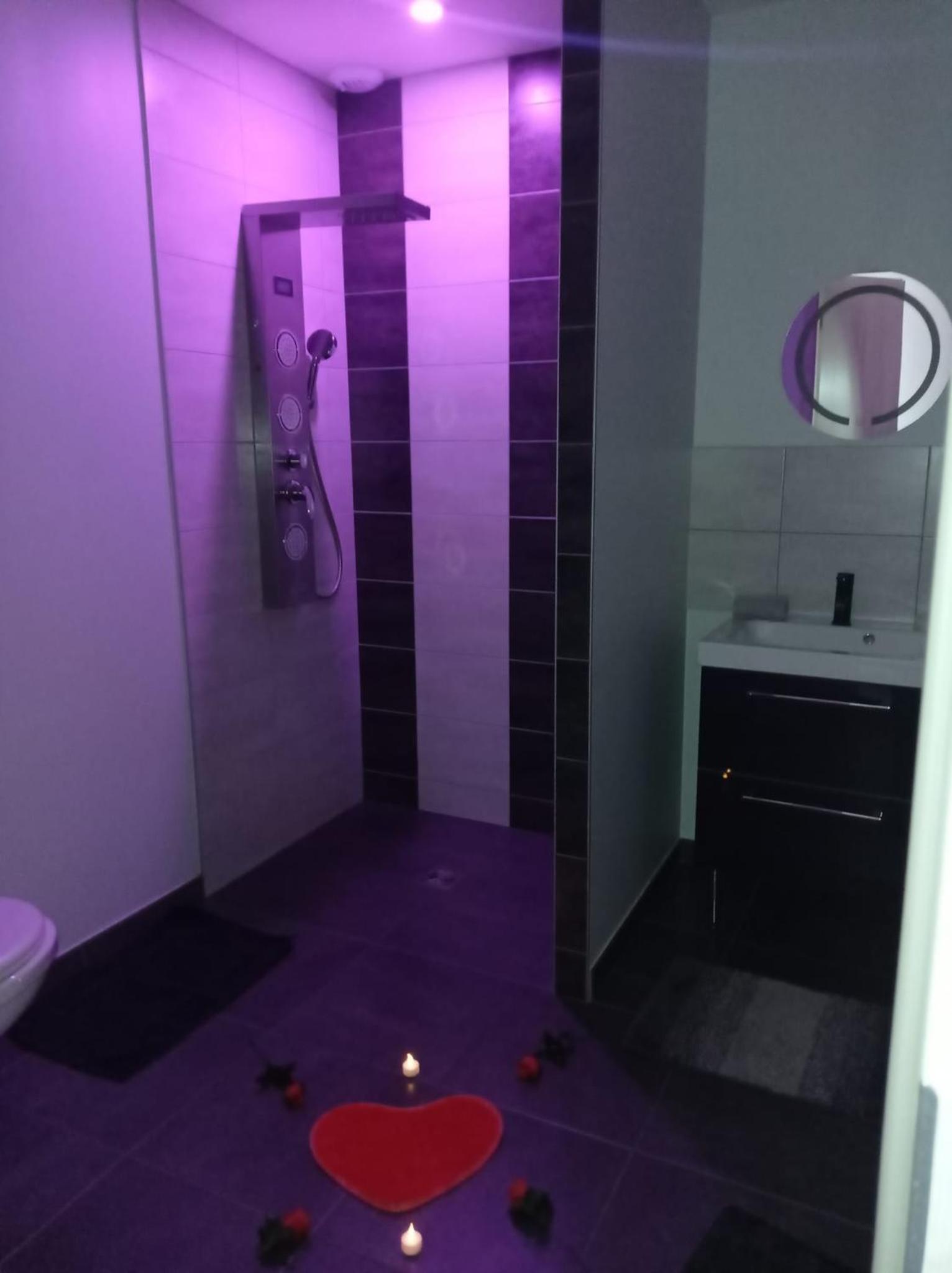 Double Room with Spa Bath - Photo 21