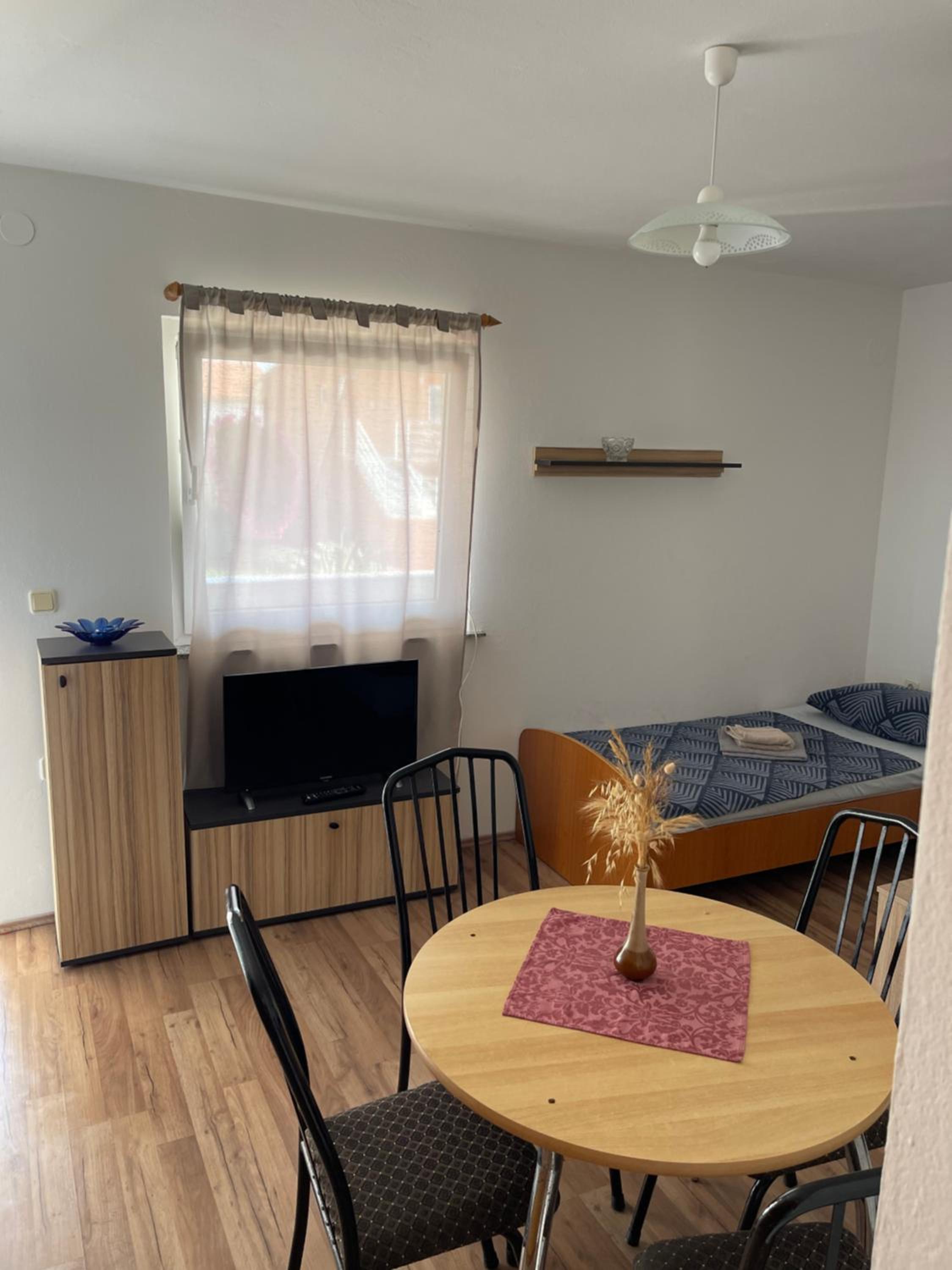One-Bedroom Apartment - Photo 2