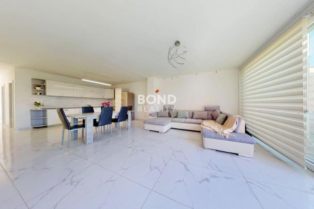 Four-Bedroom House photo 1