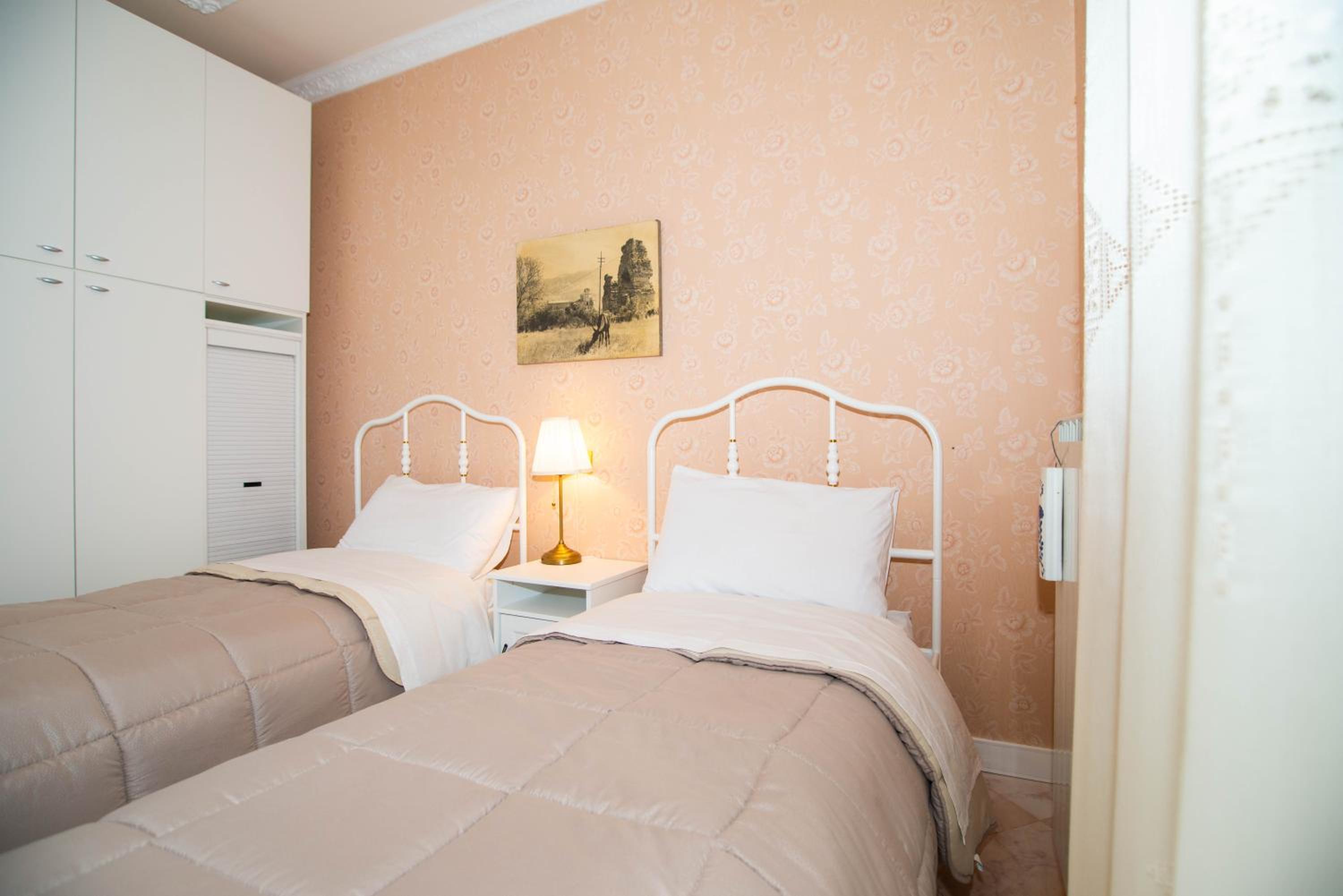 Twin Room with Private Bathroom photo 2