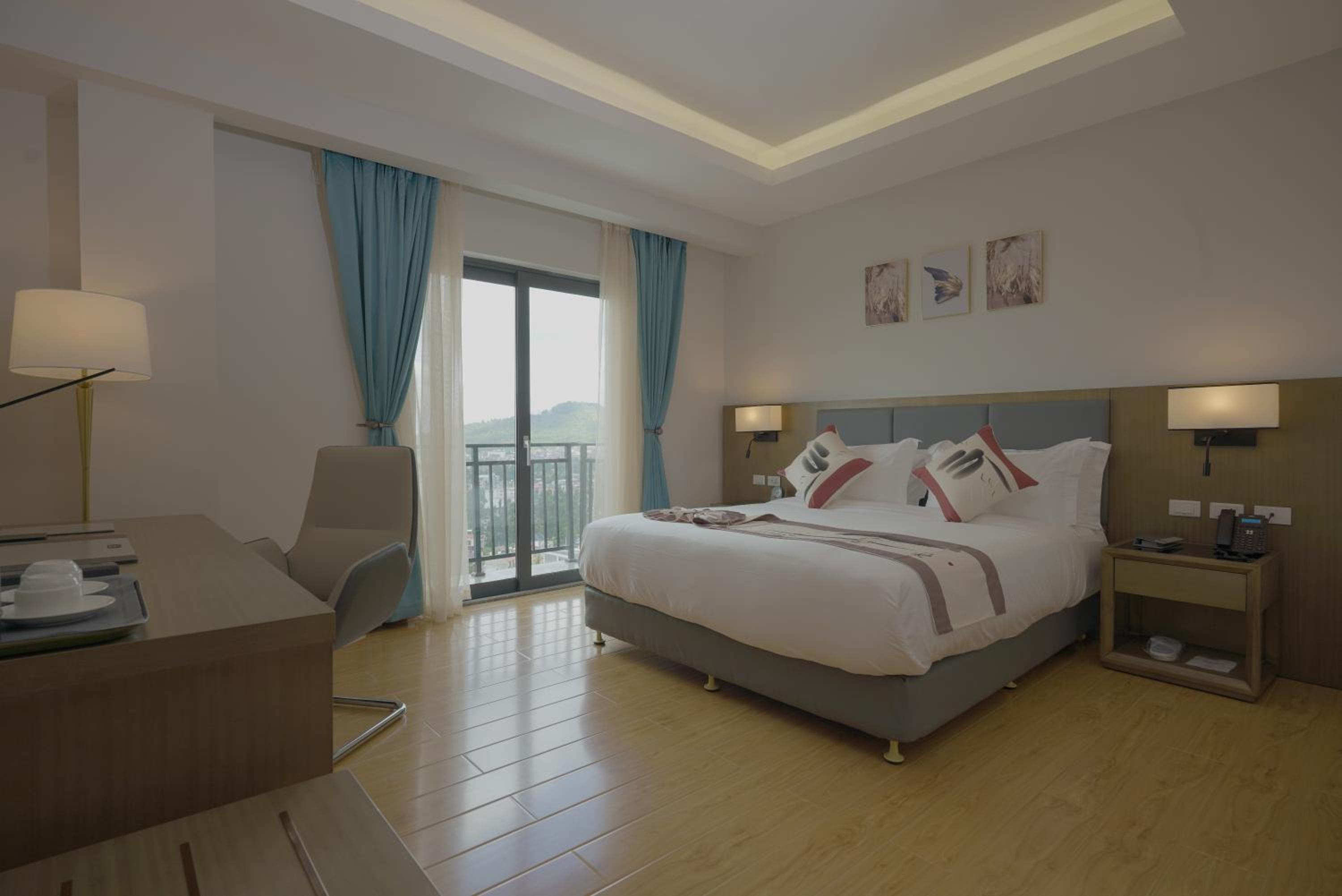 Deluxe King Room - Photo 2
