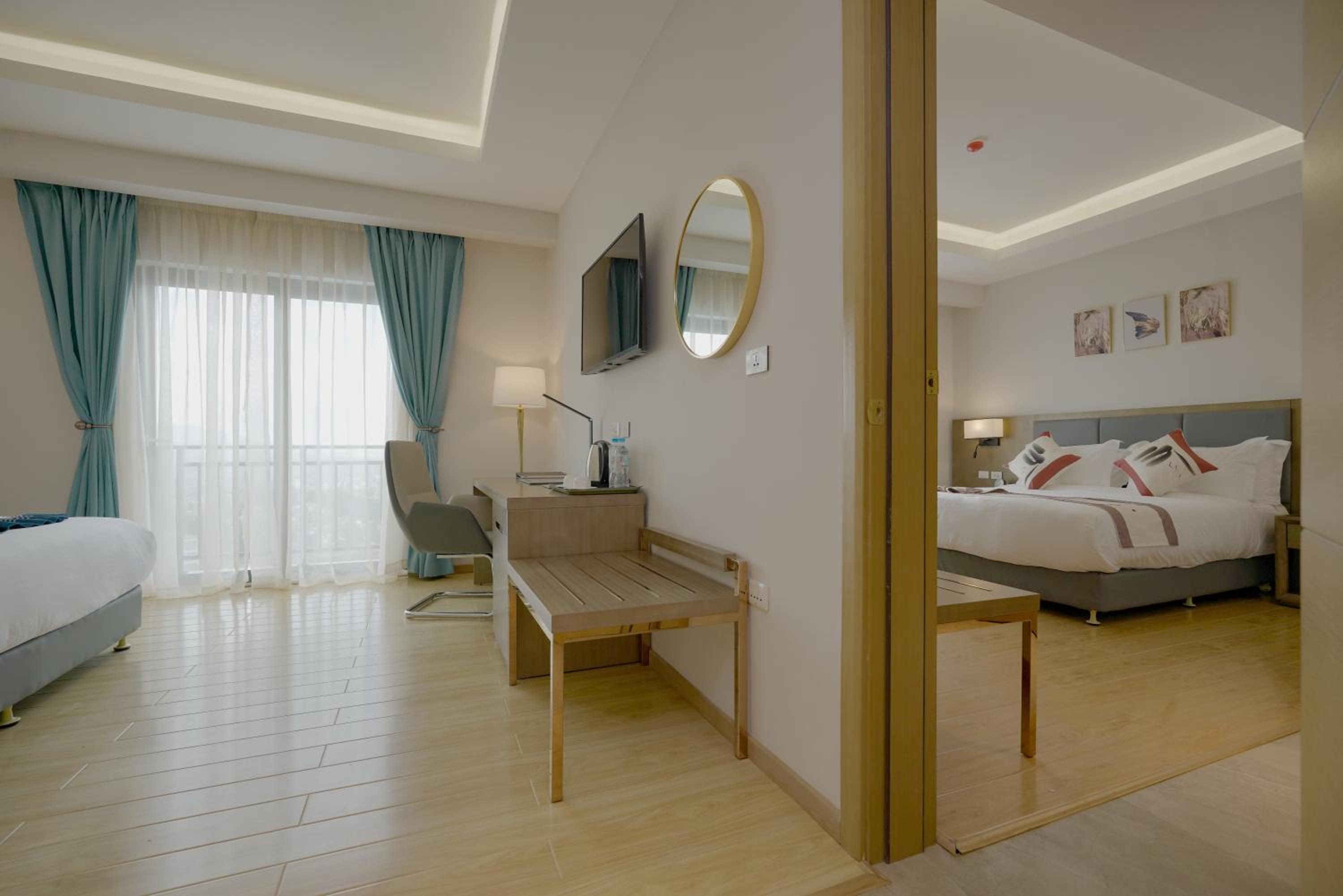 Deluxe King Room - Photo 5