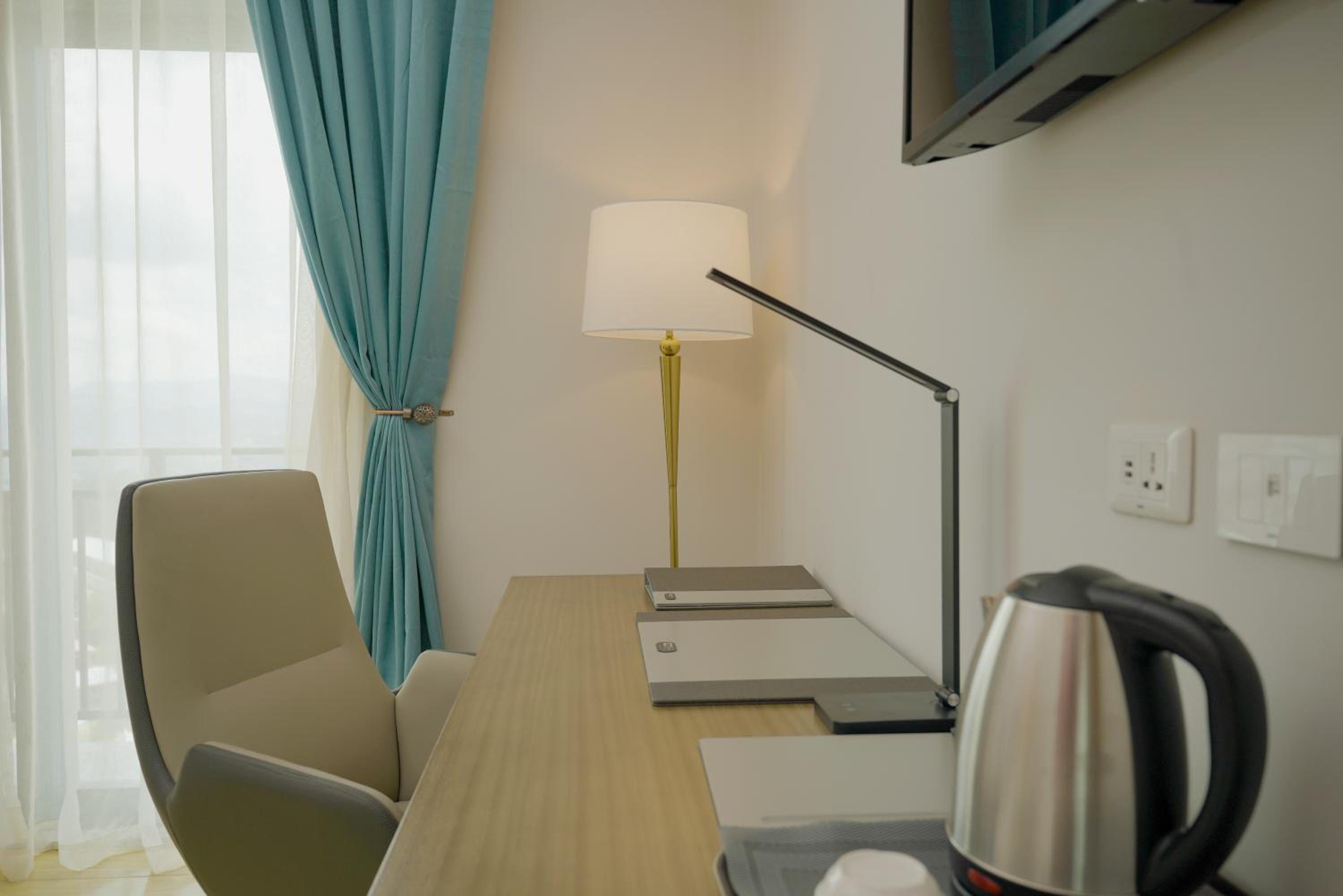 Deluxe King Room - Photo 3