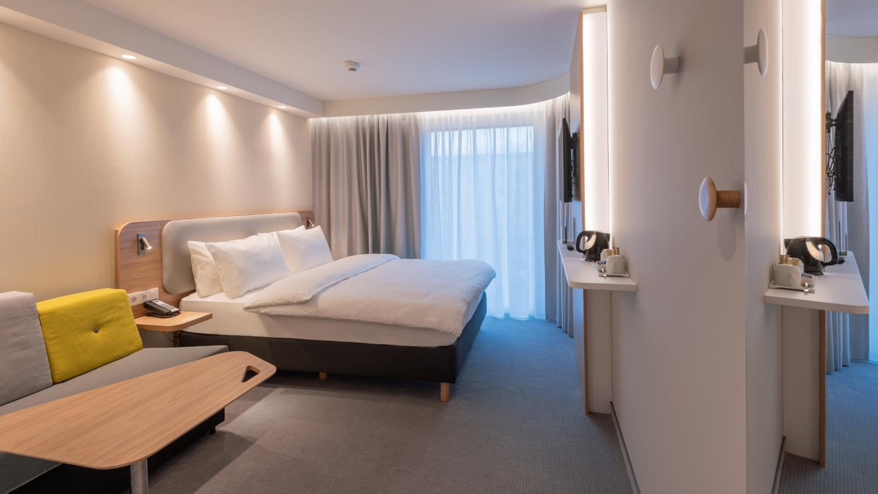 Standard Queen Room with Sofa Bed - Photo 5