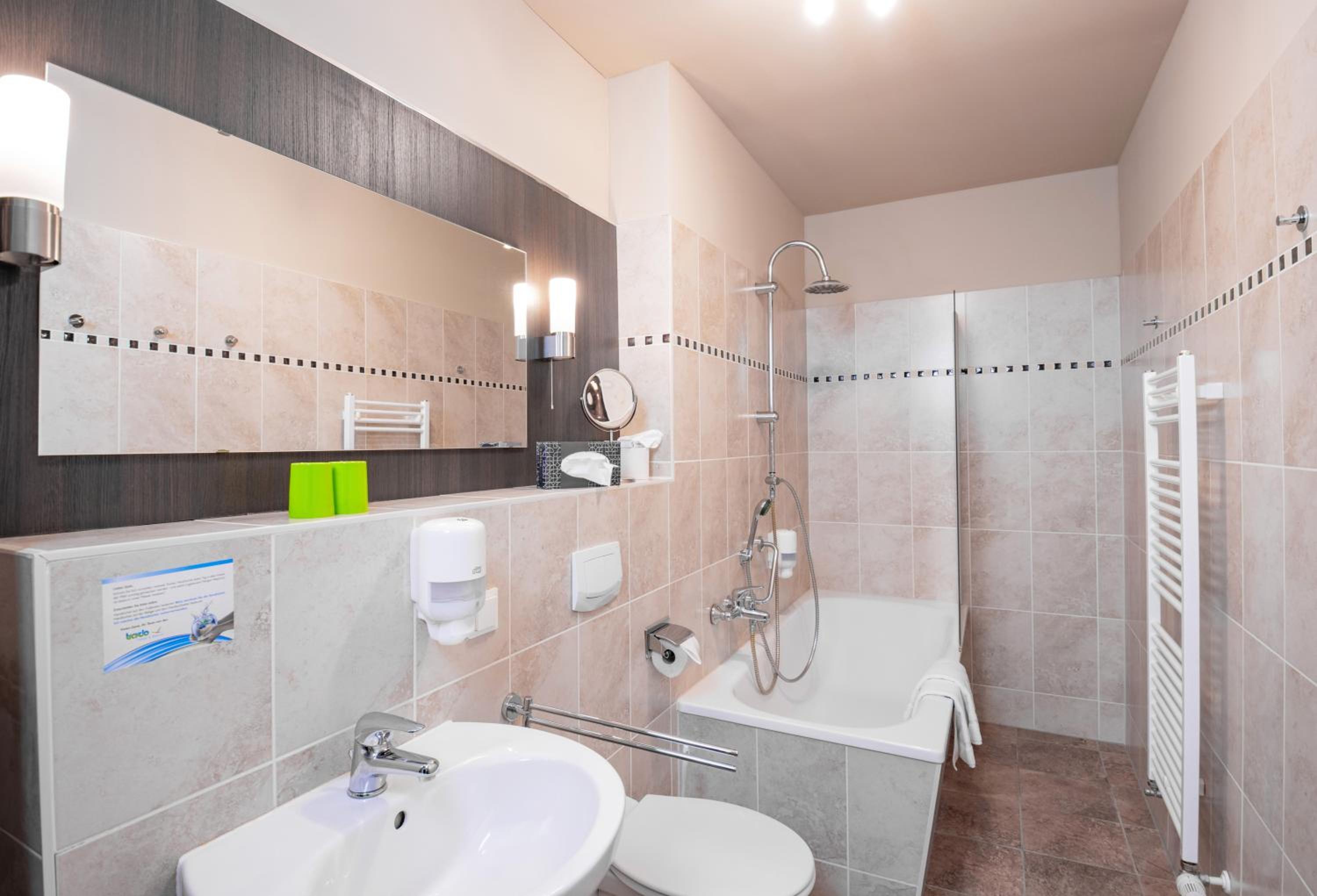 One-Bedroom Suite in the outbuilding  photo 2