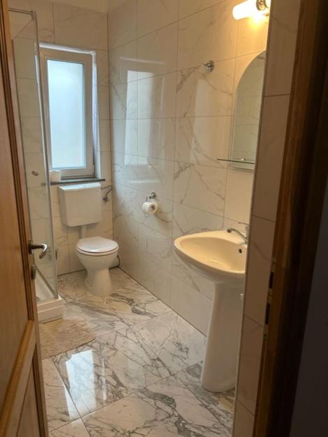 Twin Room with Private Bathroom photo 2