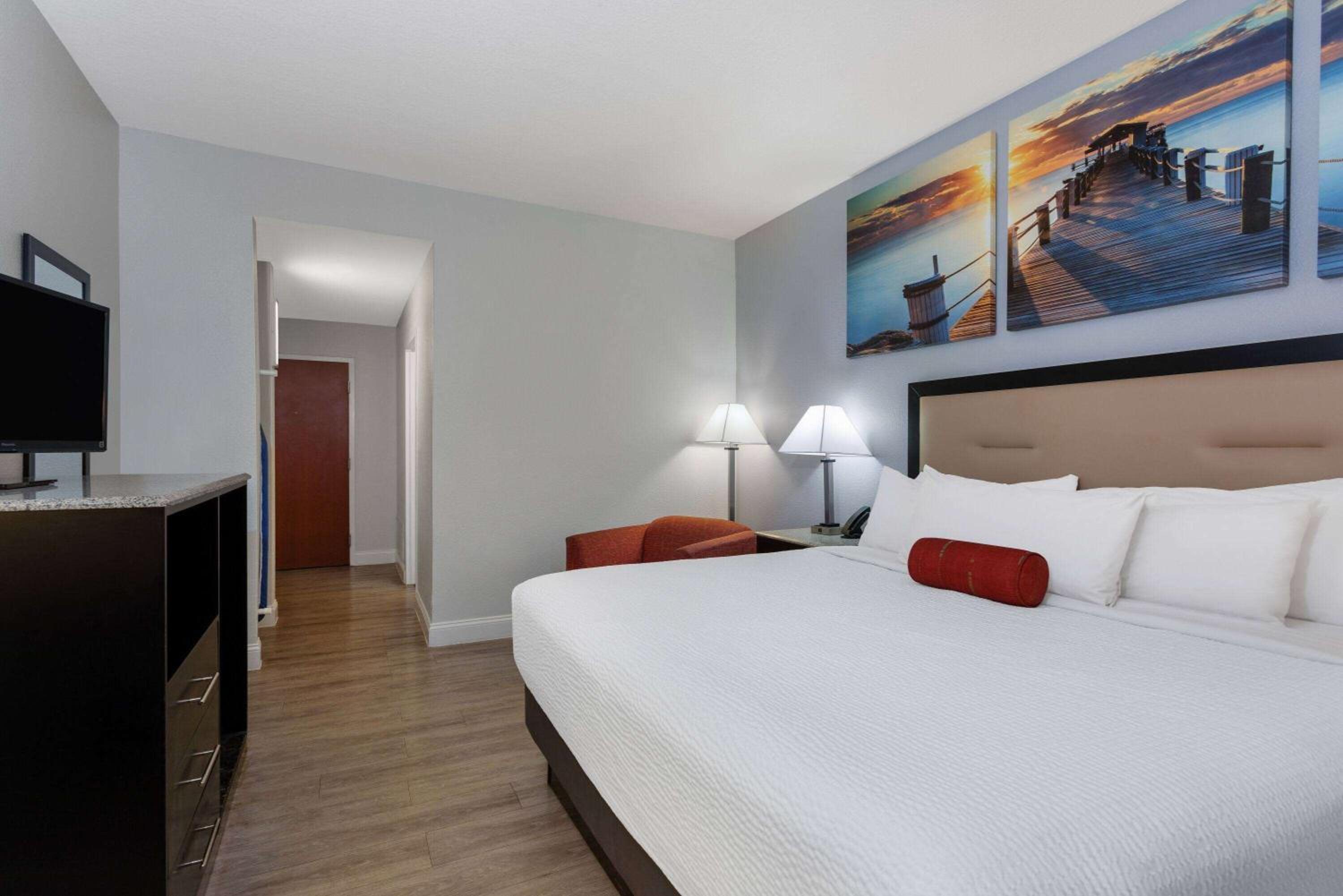 King Room with Roll-In Shower - Mobility/Hearing Accessible - Non-Smoking - Photo 1