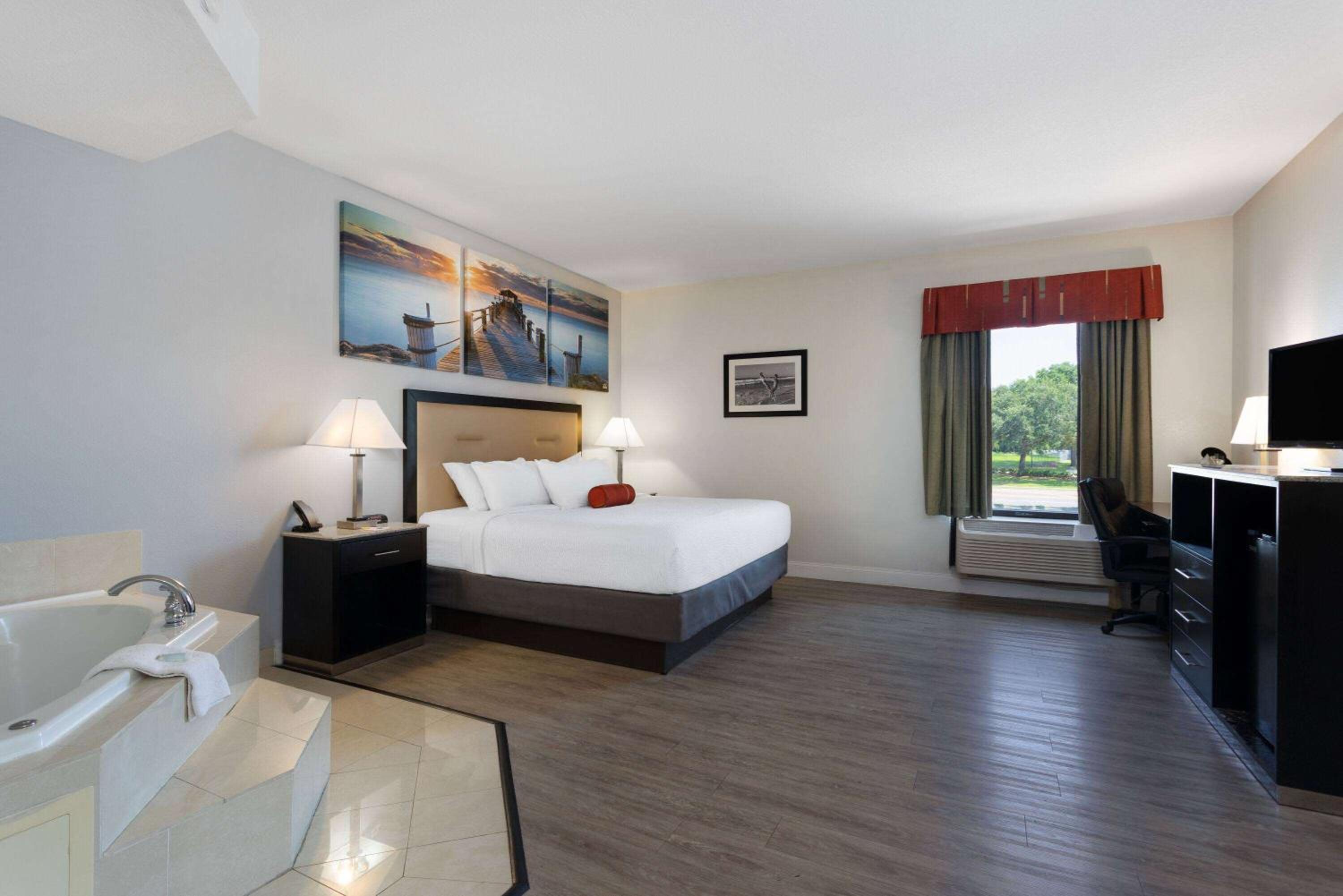 Deluxe King Suite with Jetted Tub - Photo 1