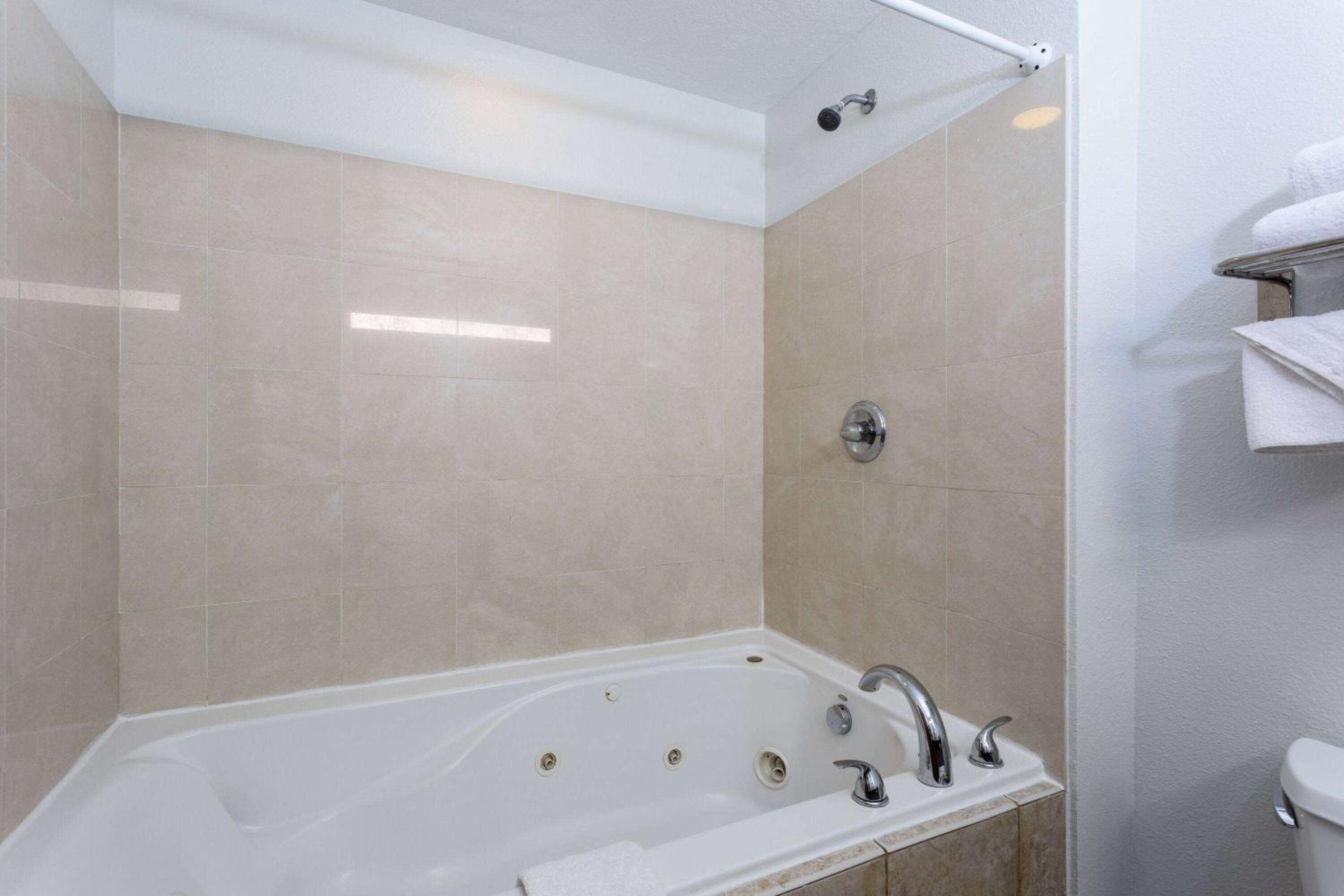 King Suite with Jetted Tub - Photo 37