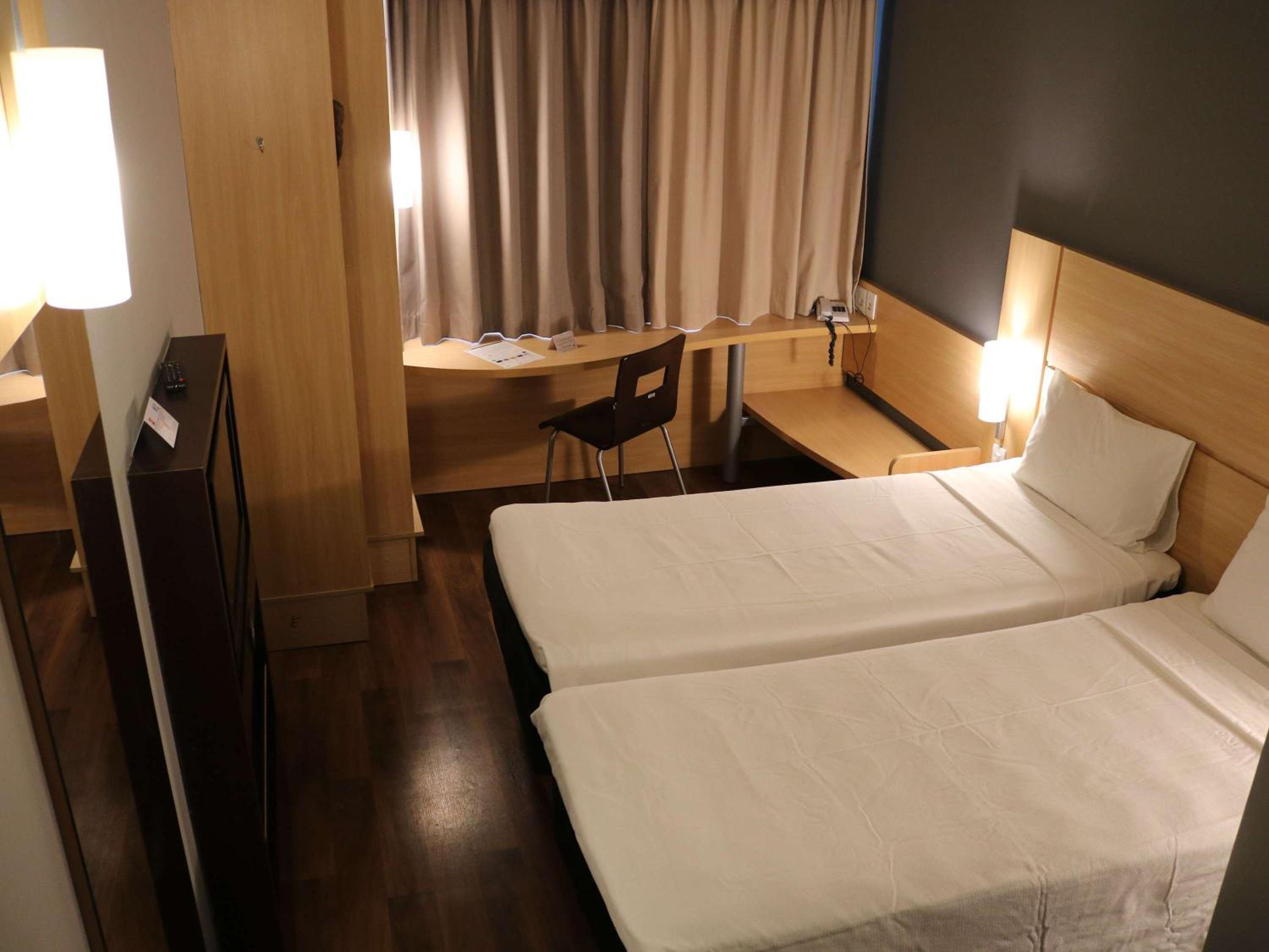 Standard Apartment with Two Single Beds - Photo 11