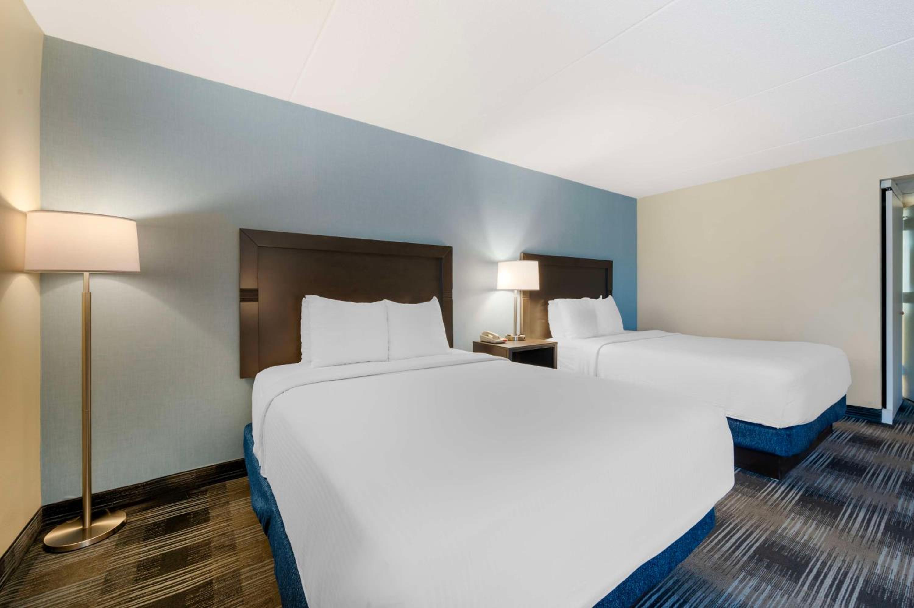 Queen Room with Two Queen Beds- Non-Smoking - Photo 5