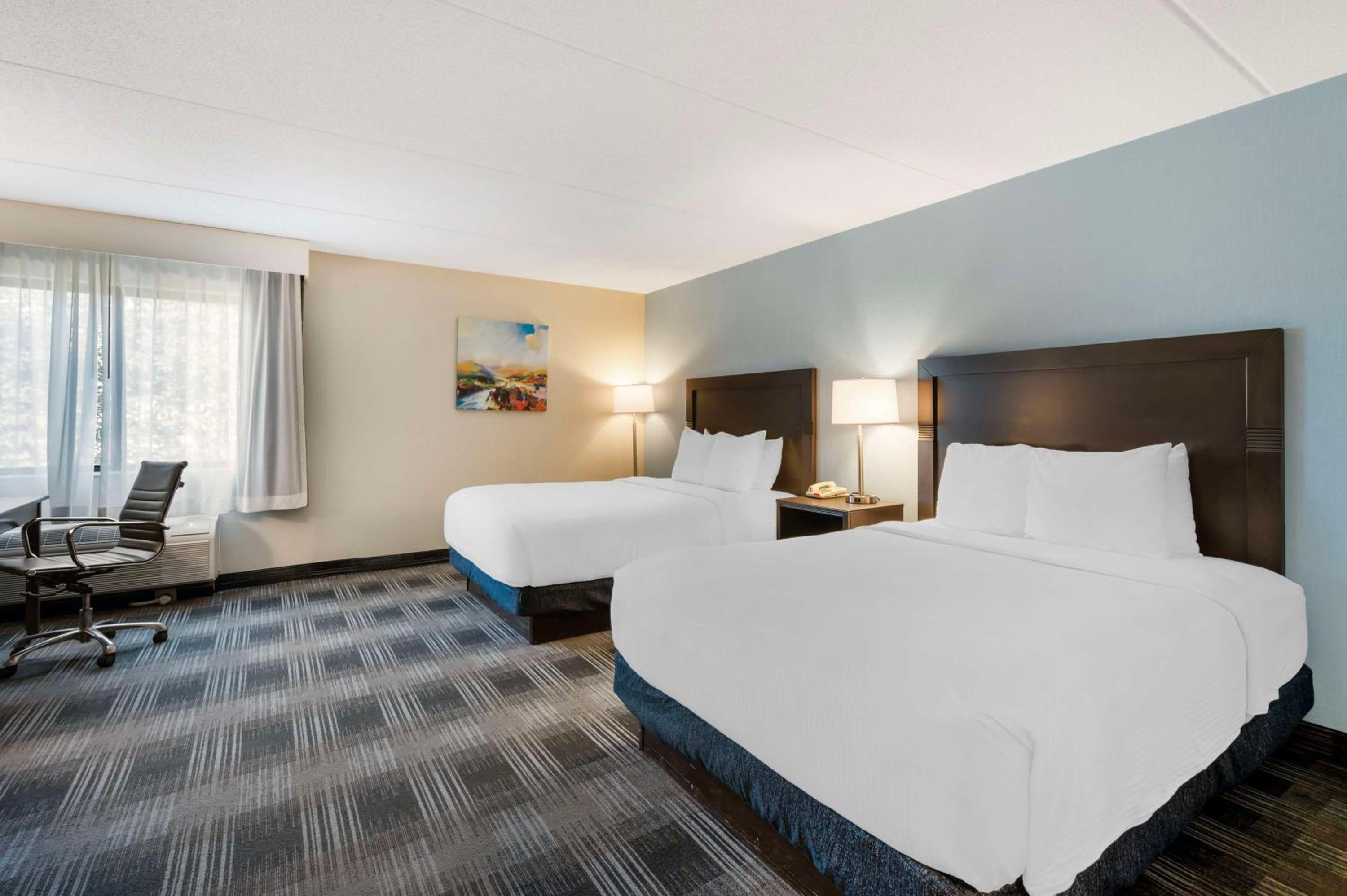 Queen Room with Two Queen Beds- Non-Smoking - Photo 2