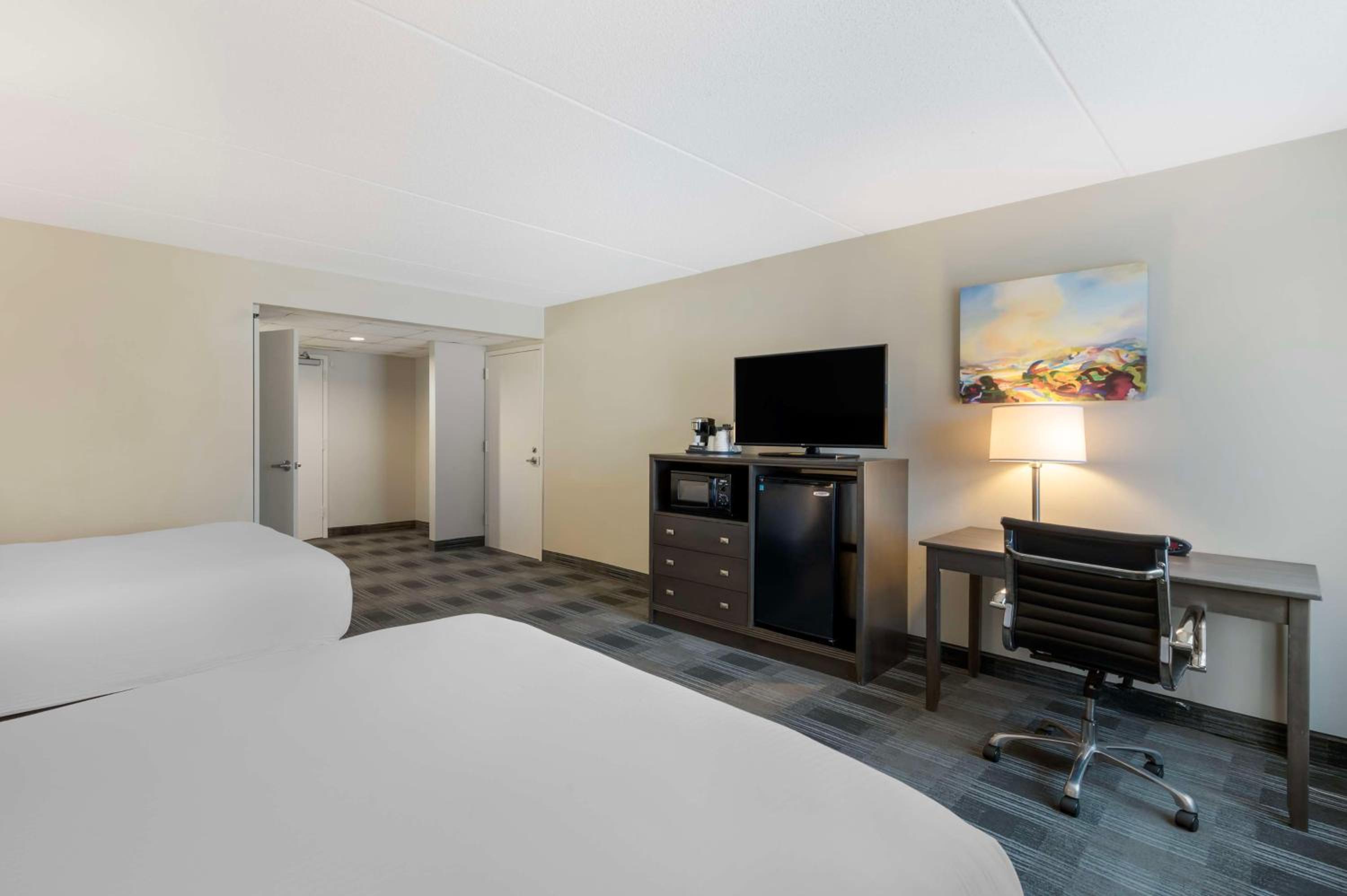 Queen Room with Two Queen Beds- Non-Smoking - Photo 9