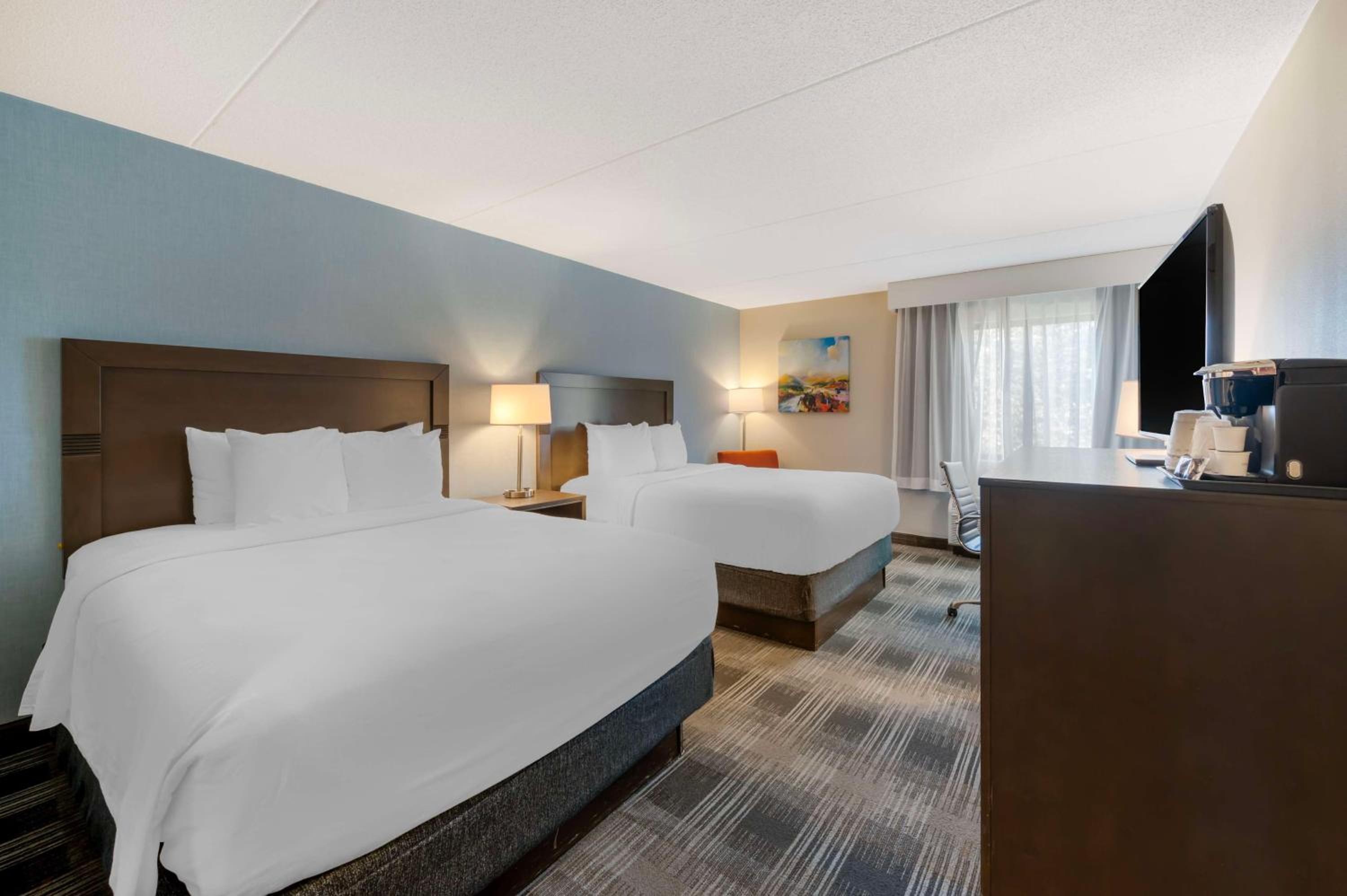 Queen Room with Two Queen Beds- Non-Smoking - Photo 4