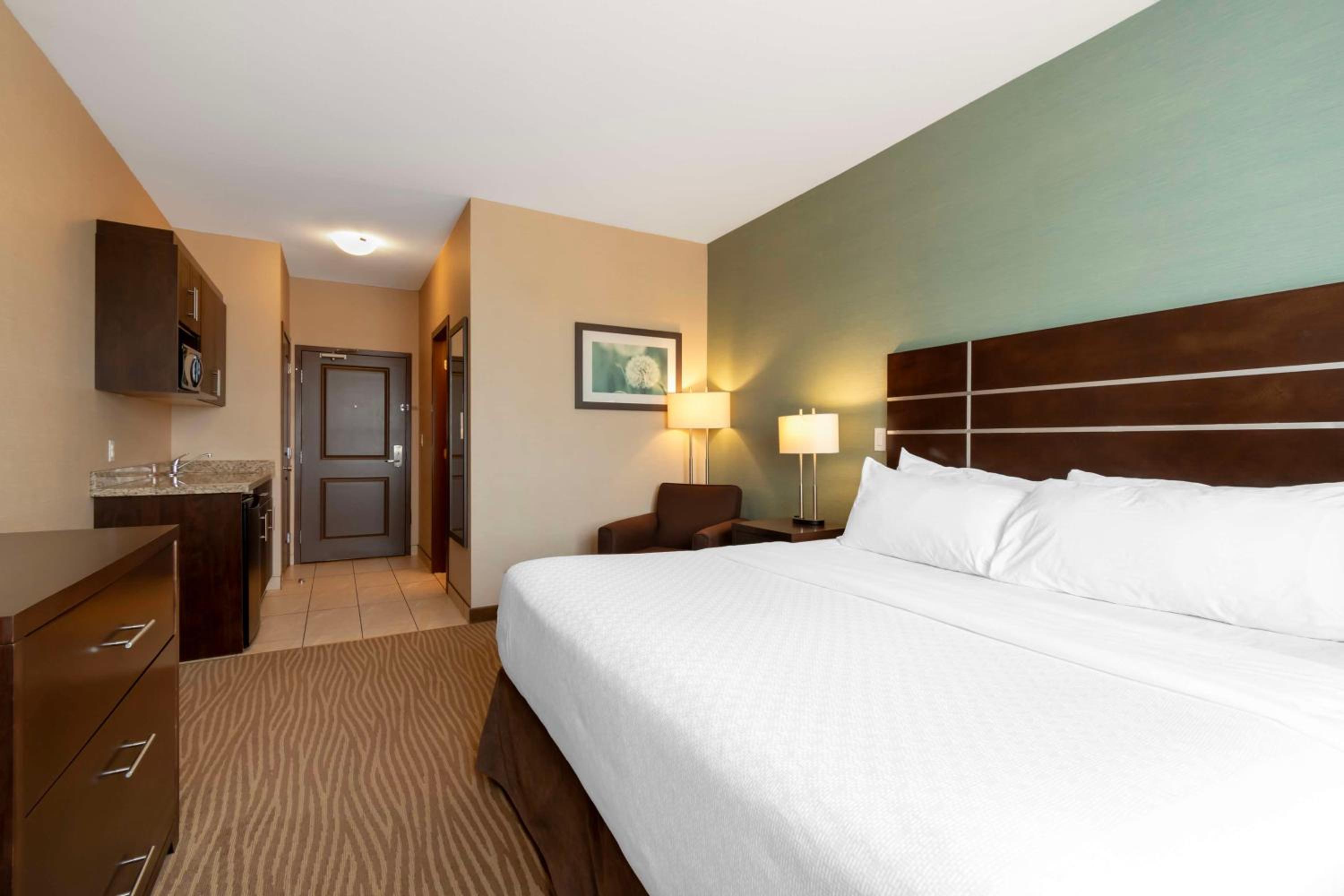 King Room with Sofa Bed - Non-Smoking