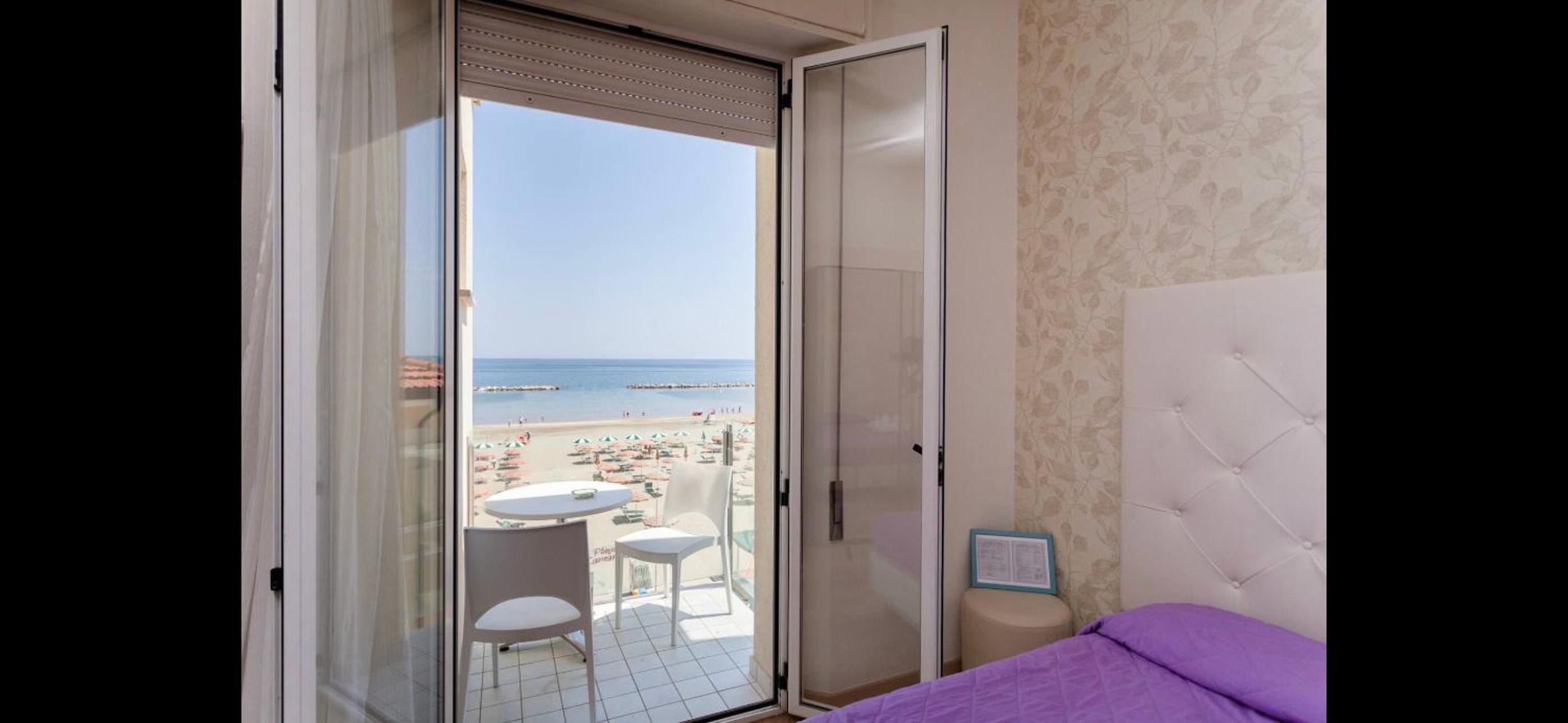 Quadruple Room with Sea View - Photo 8