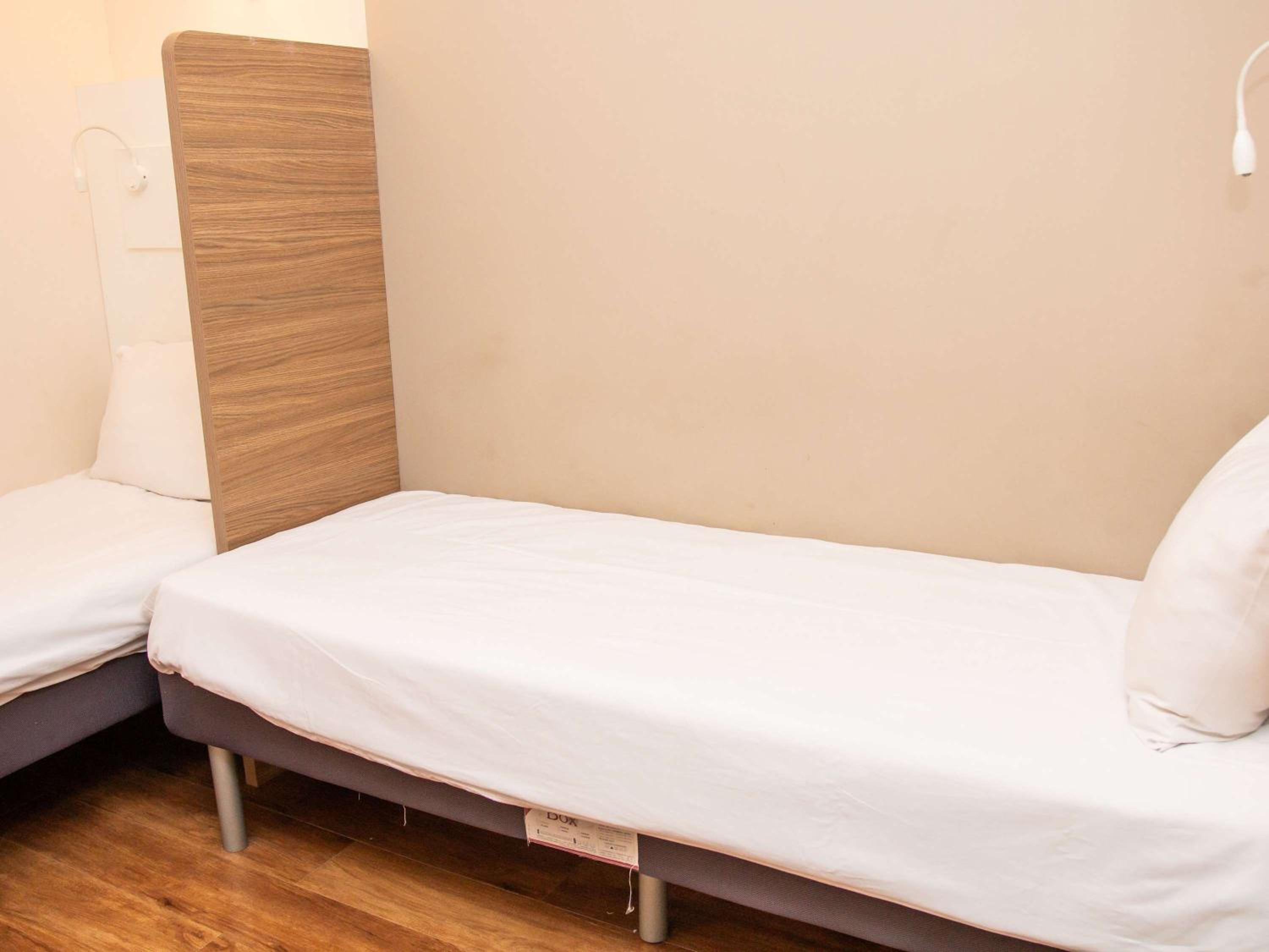 Standard Twin Room - Photo 4