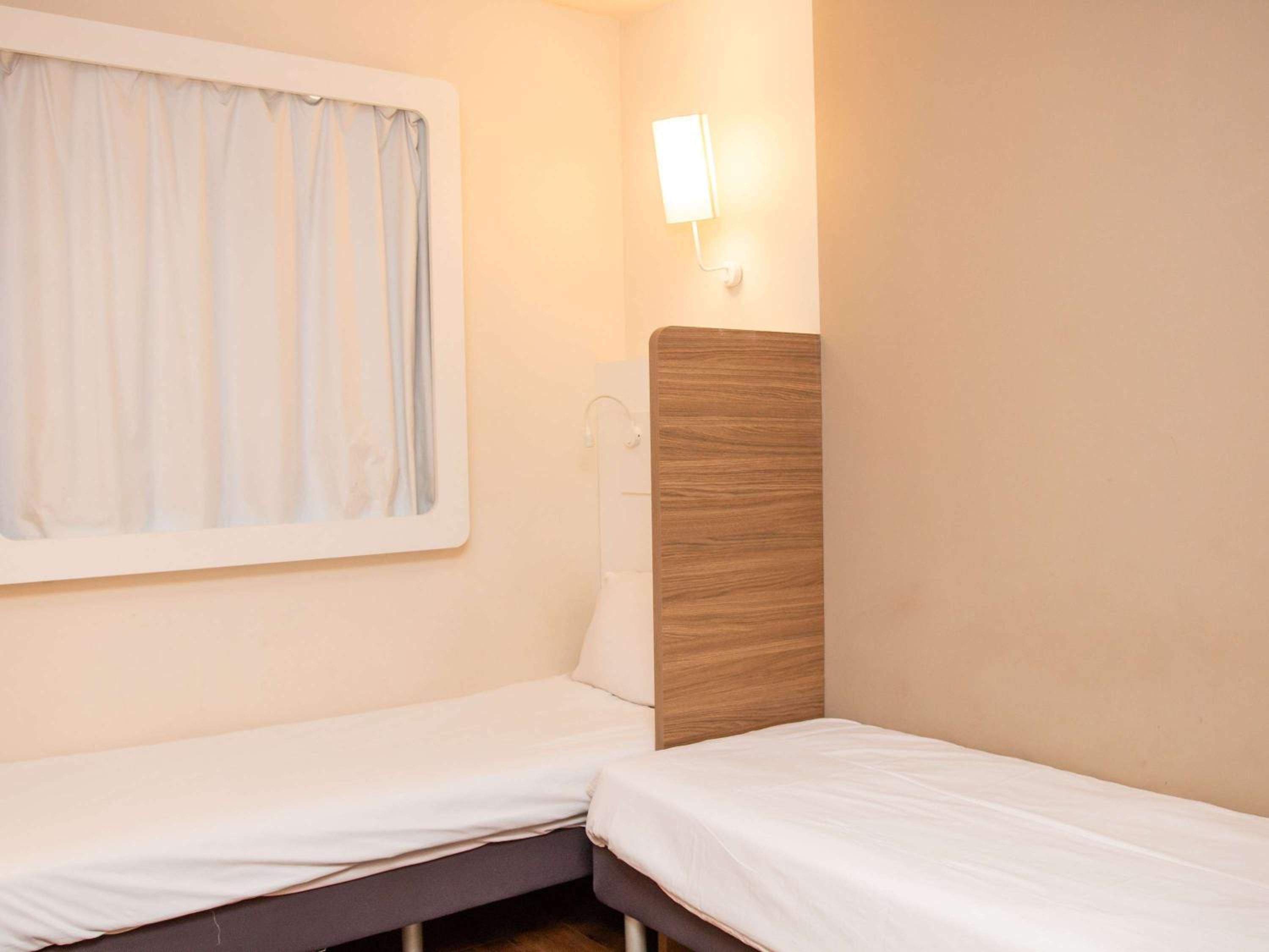 Standard Twin Room - Photo 3