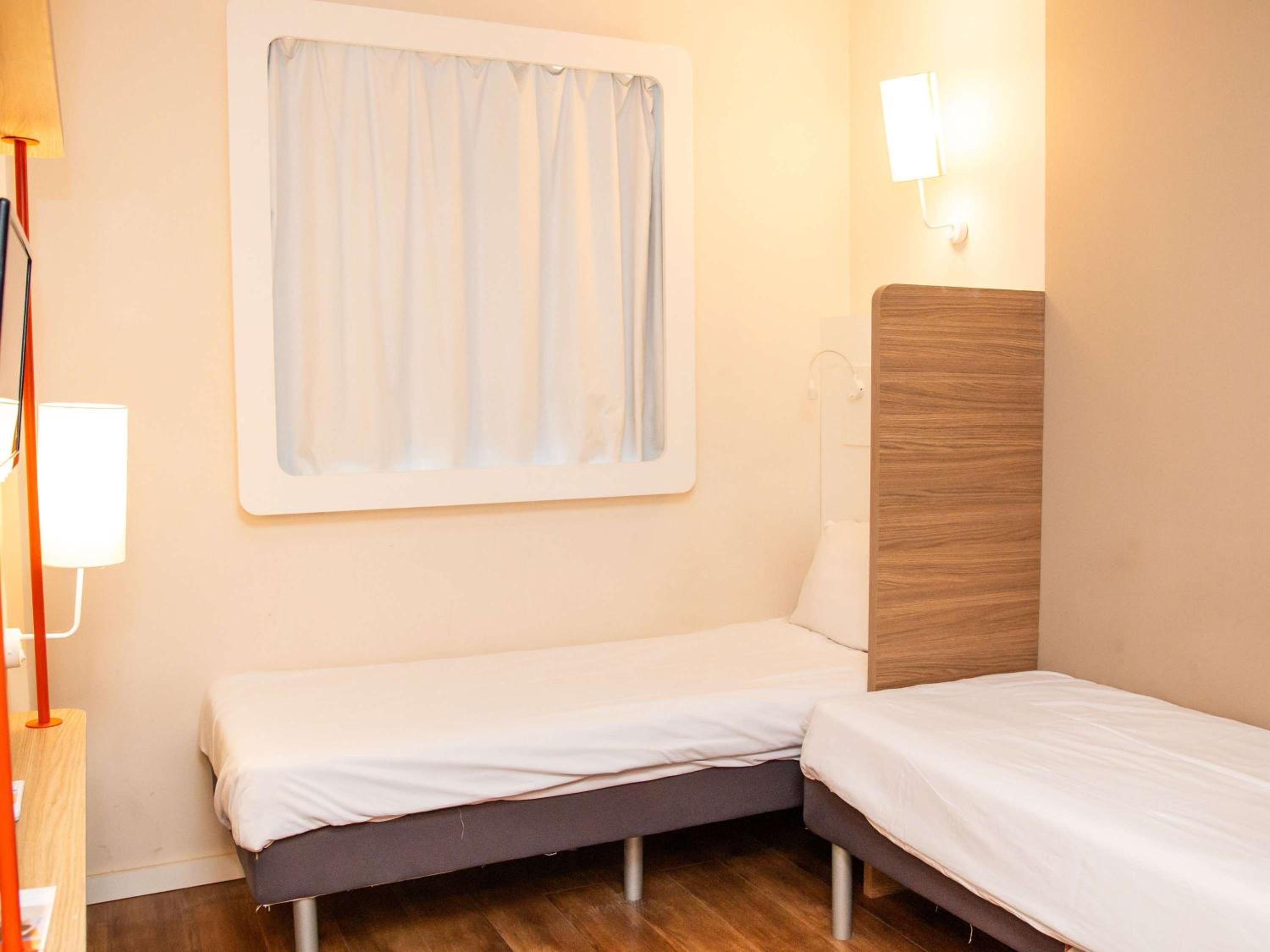 Standard Twin Room - Photo 17