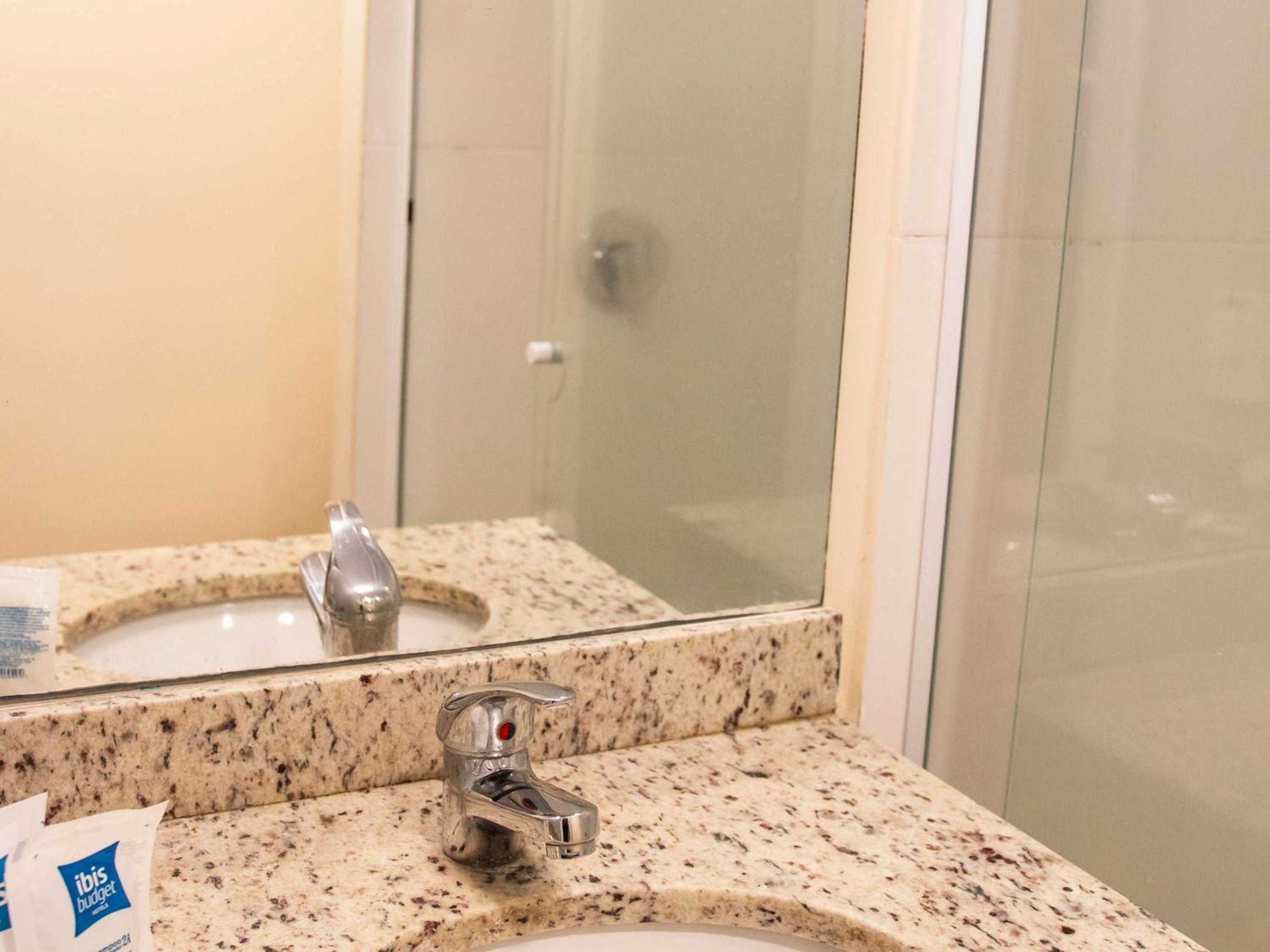 Standard Twin Room - Photo 16