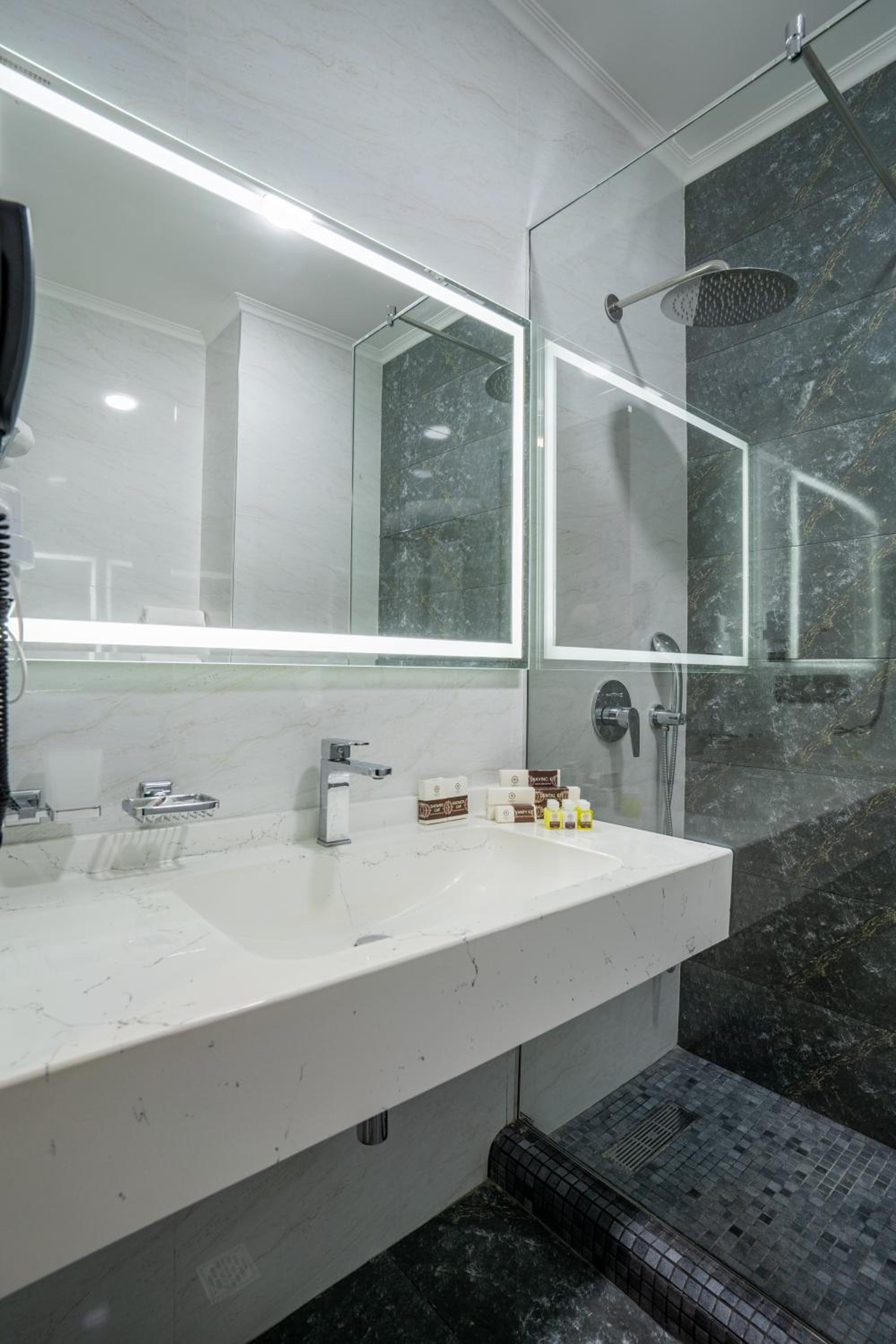 Deluxe Double Room with Balcony - Photo 25