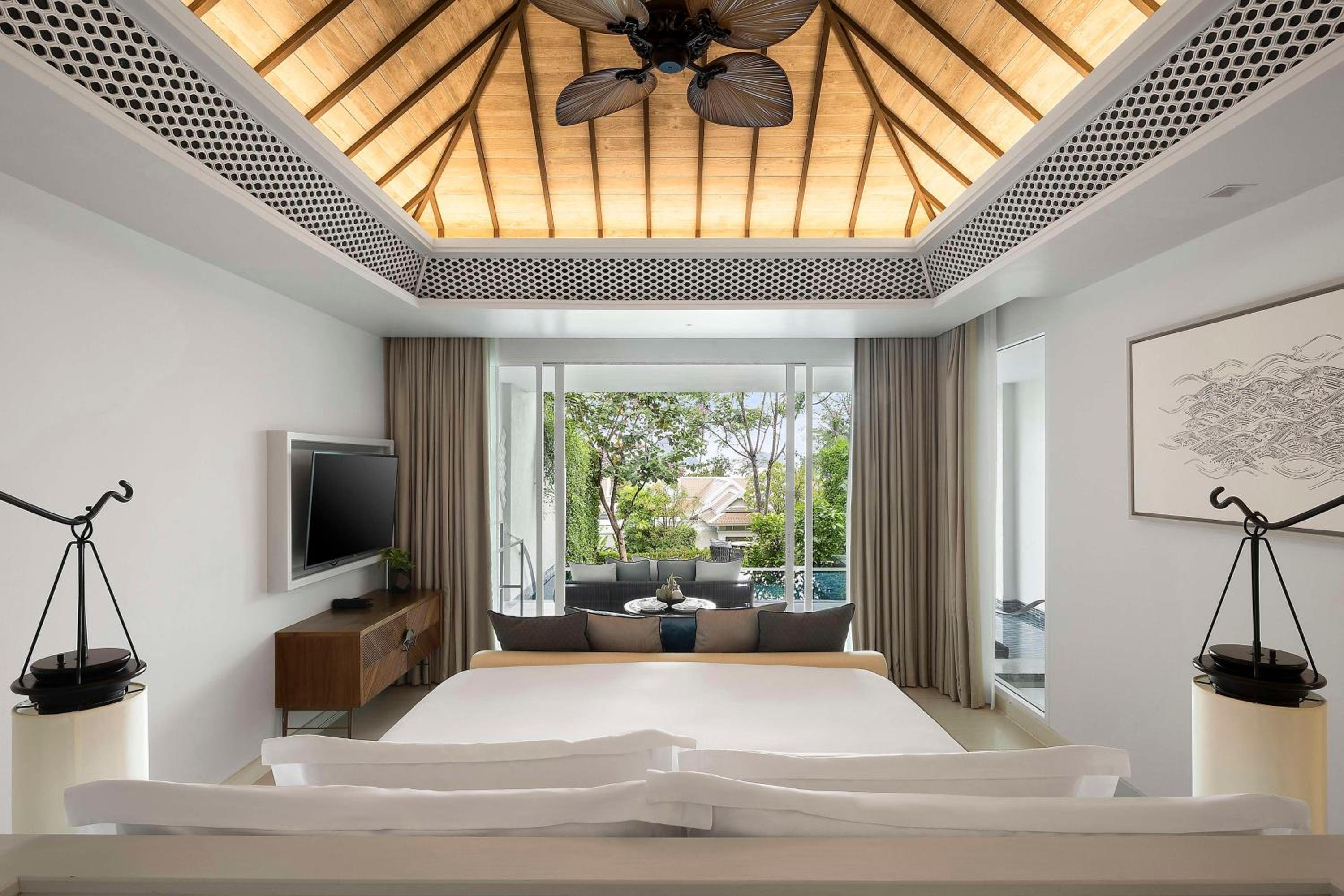 Deluxe Suite with One King Bed and Pool Access (Non Smoking) - Photo 3