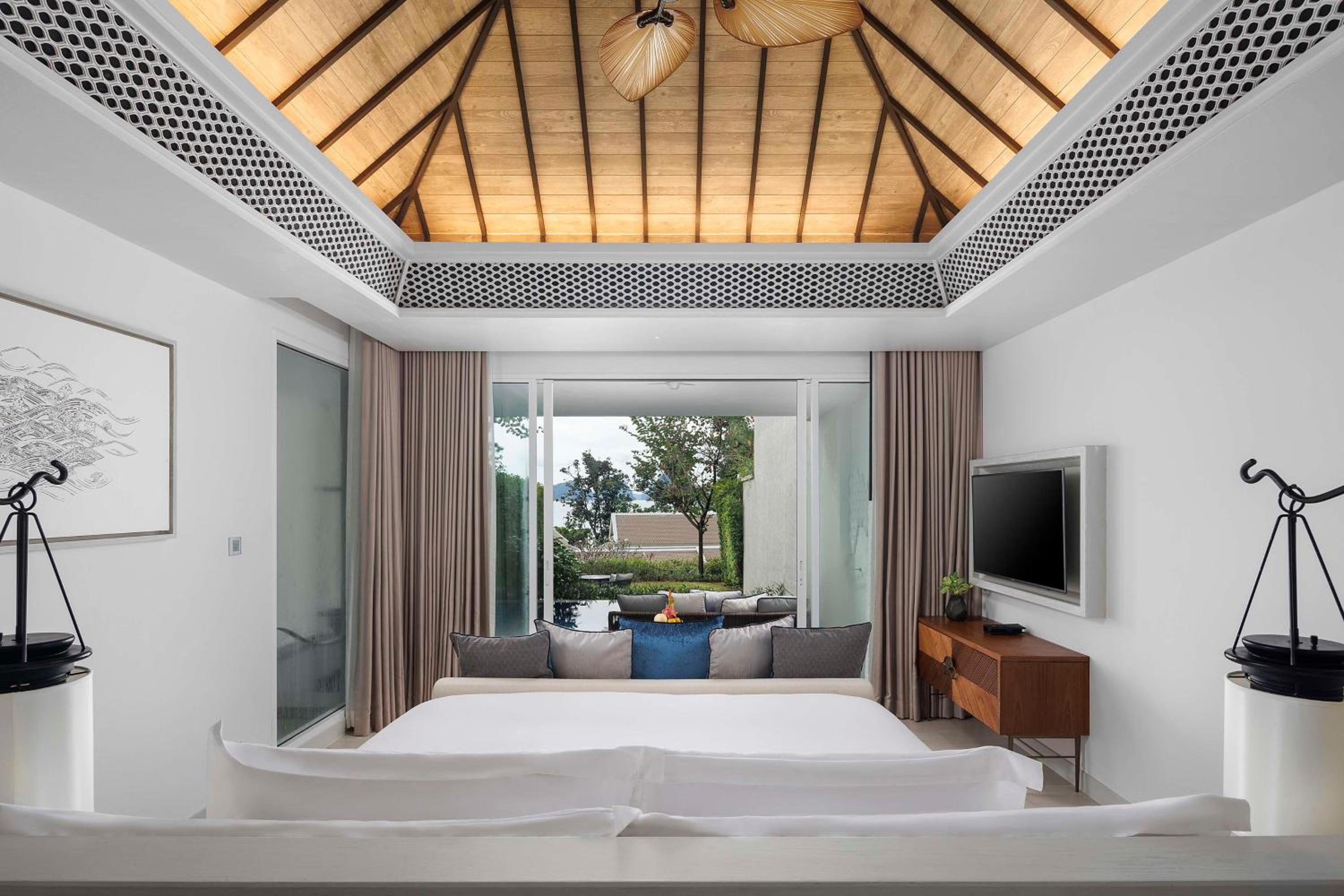 Deluxe Suite with One King Bed and Pool Access (Non Smoking) - Photo 2