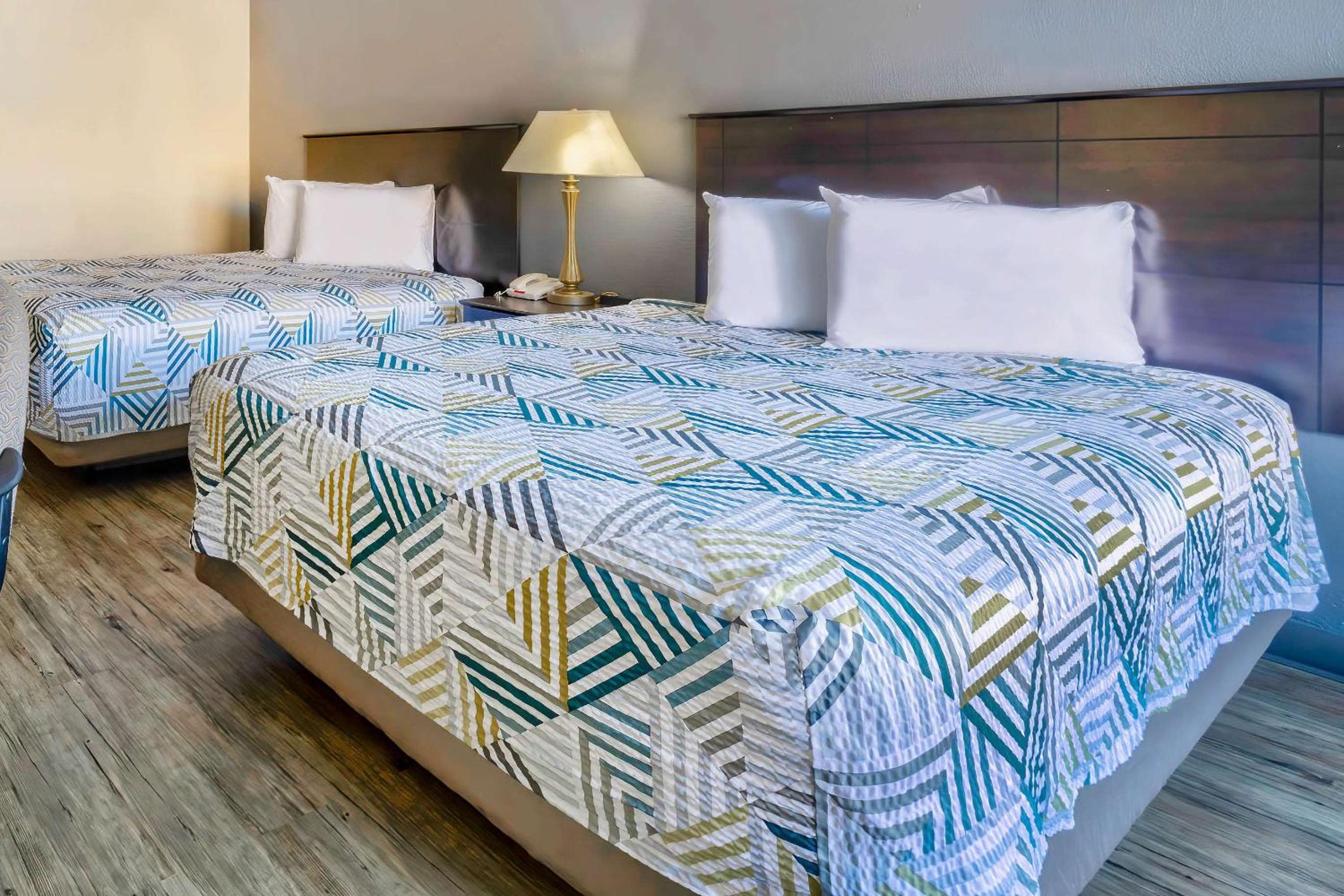 Queen Room with Two Queen Beds - Non-Smoking - Photo 3