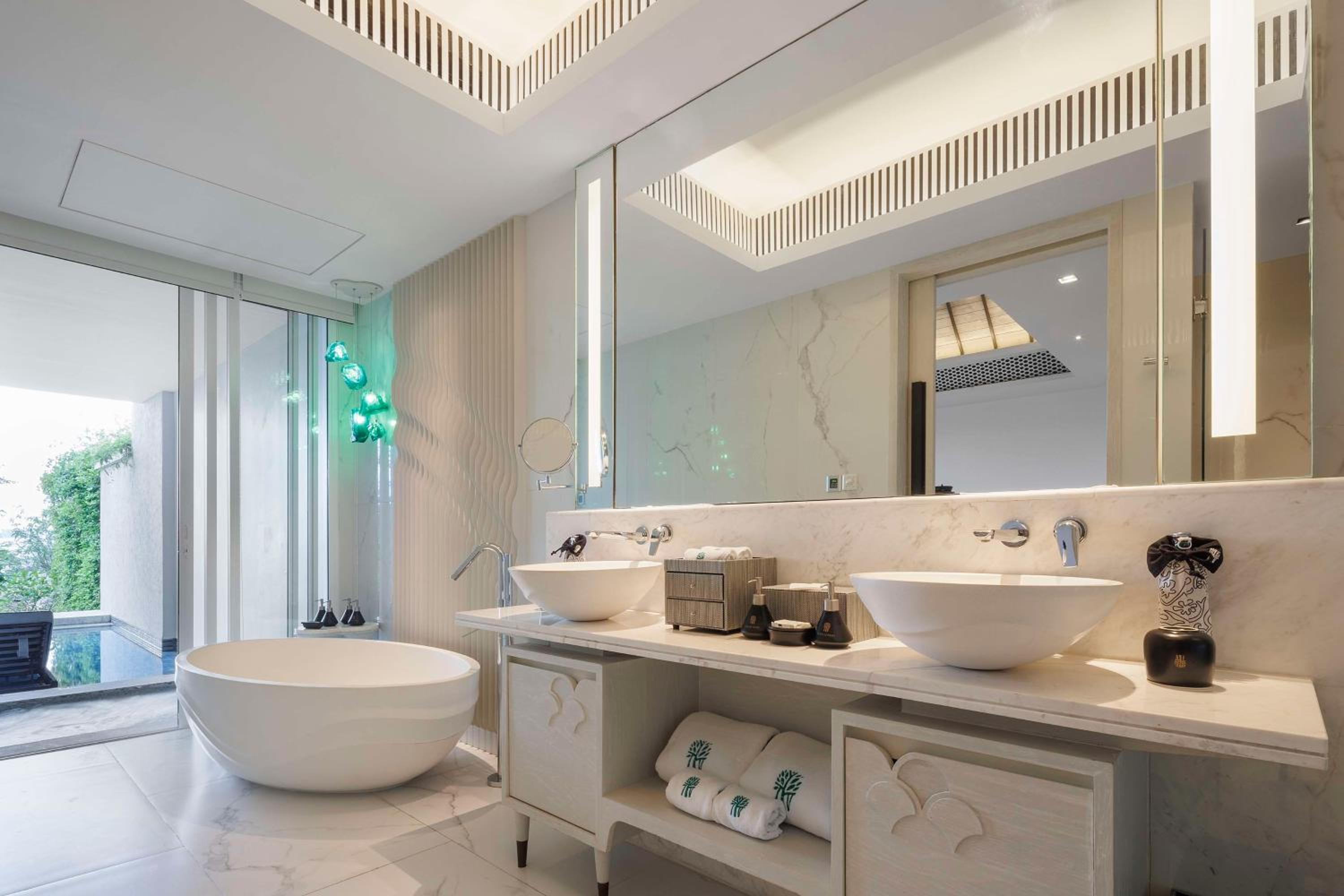 Premium Suite with One King Bed (Non Smoking) - Photo 8