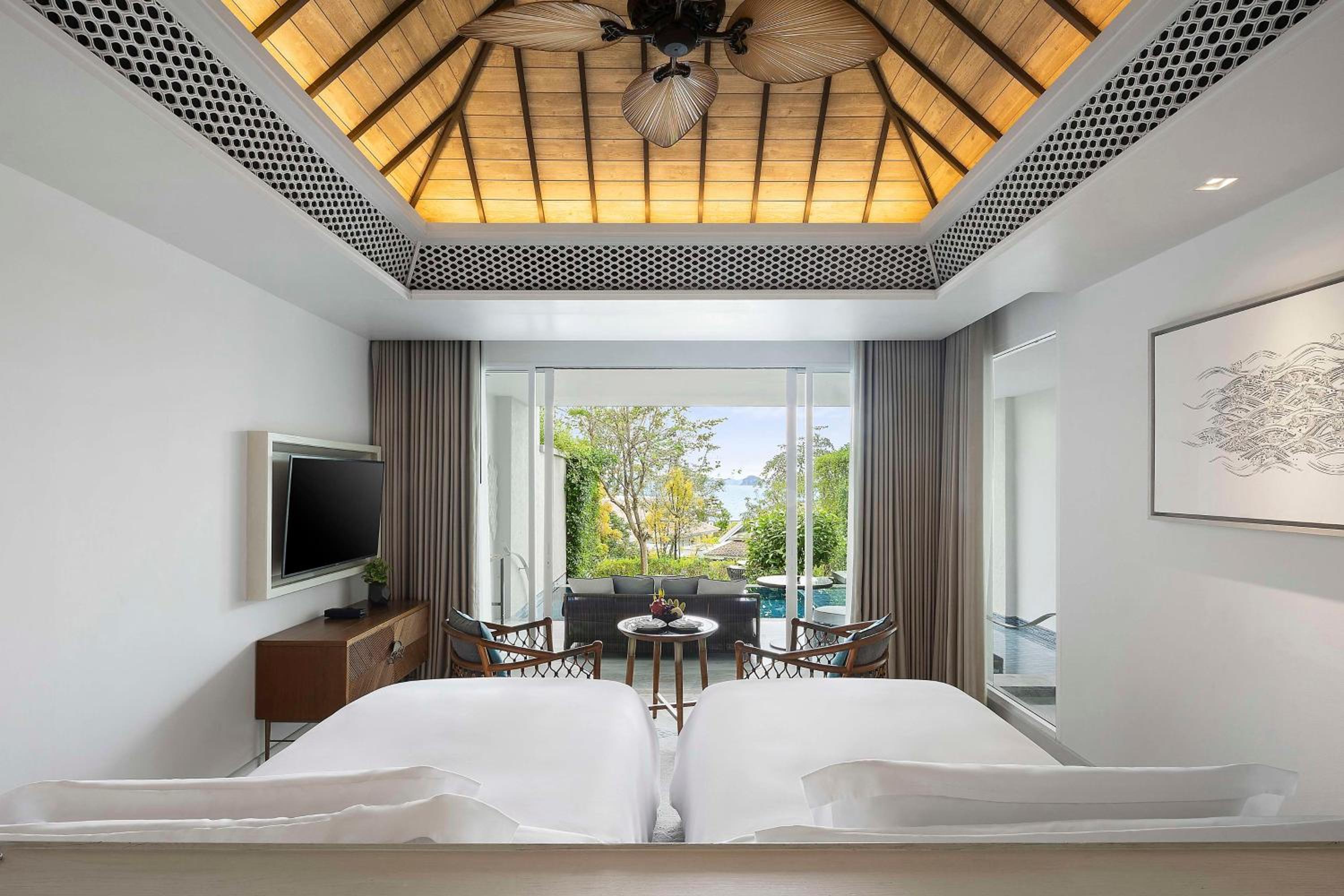Deluxe Garden Pool Suite Twin