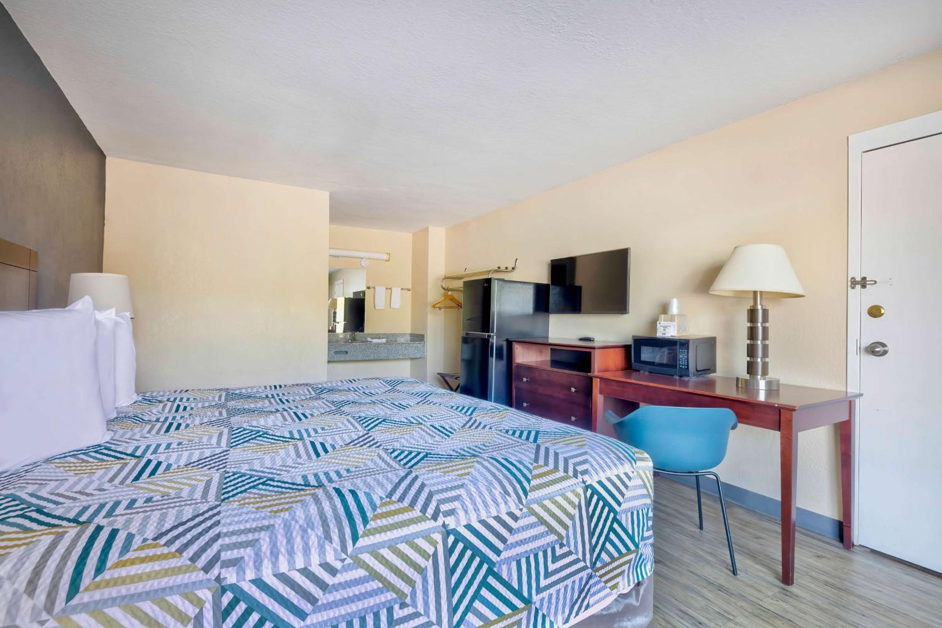 King Room - Non-Smoking - Photo 10
