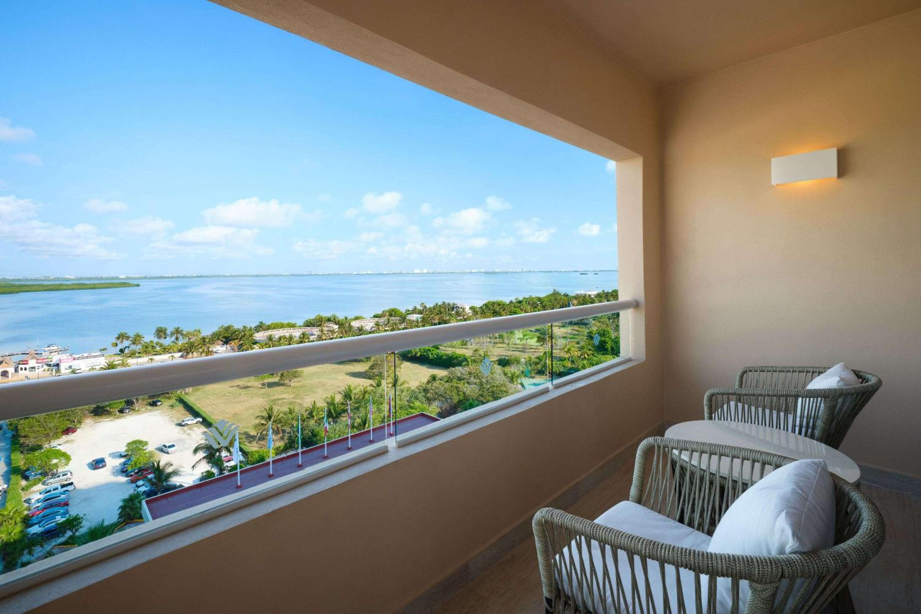 Superior King Room with Lagoon View - Non-Smoking - Photo 4