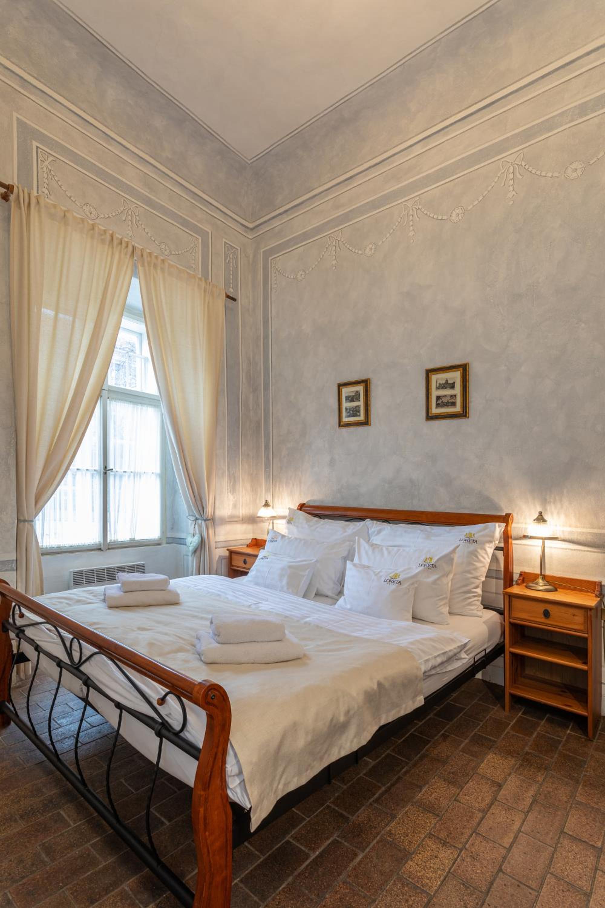 Double Room with Entrance from the Street