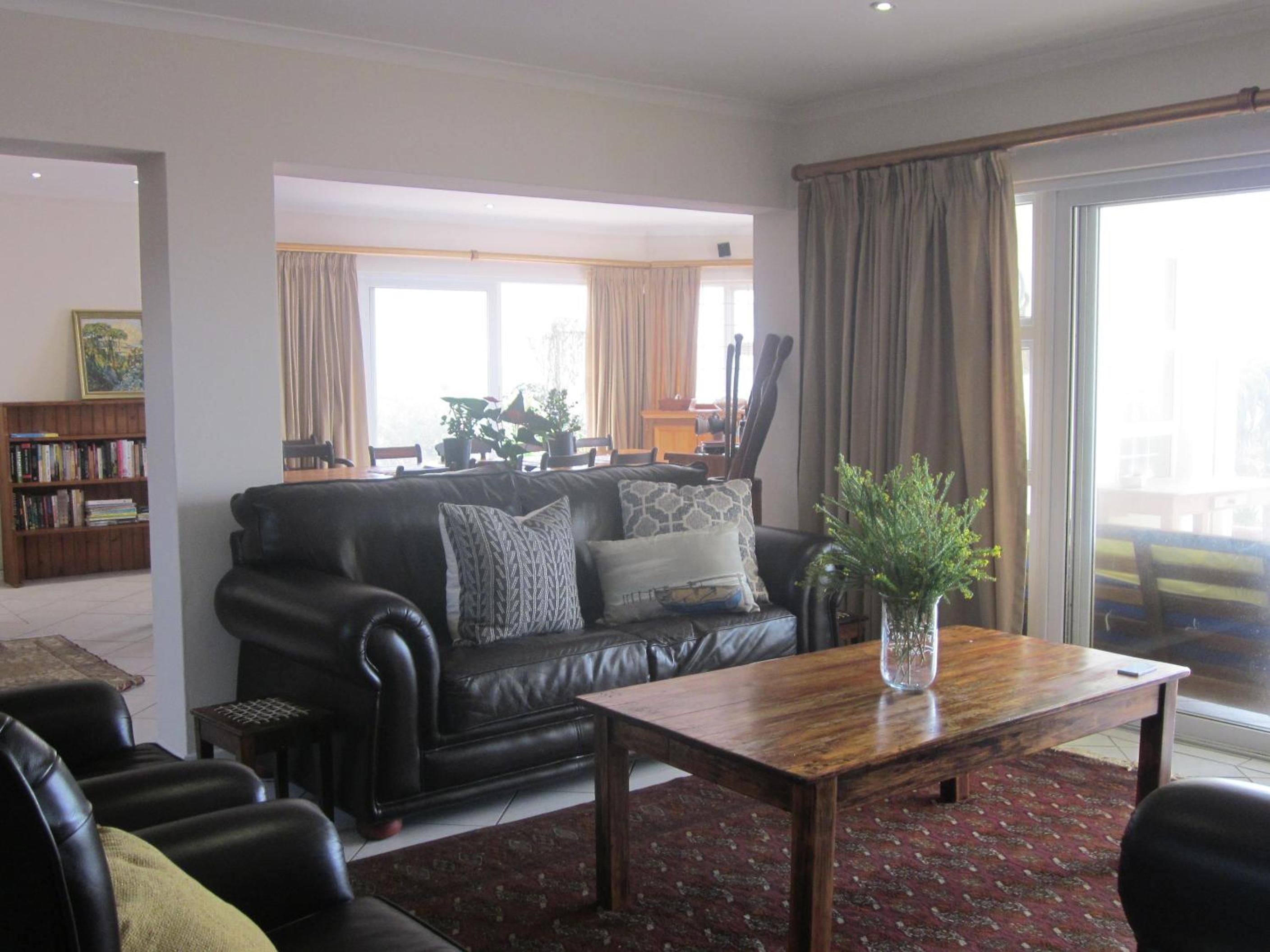 Six-Bedroom House photo 1