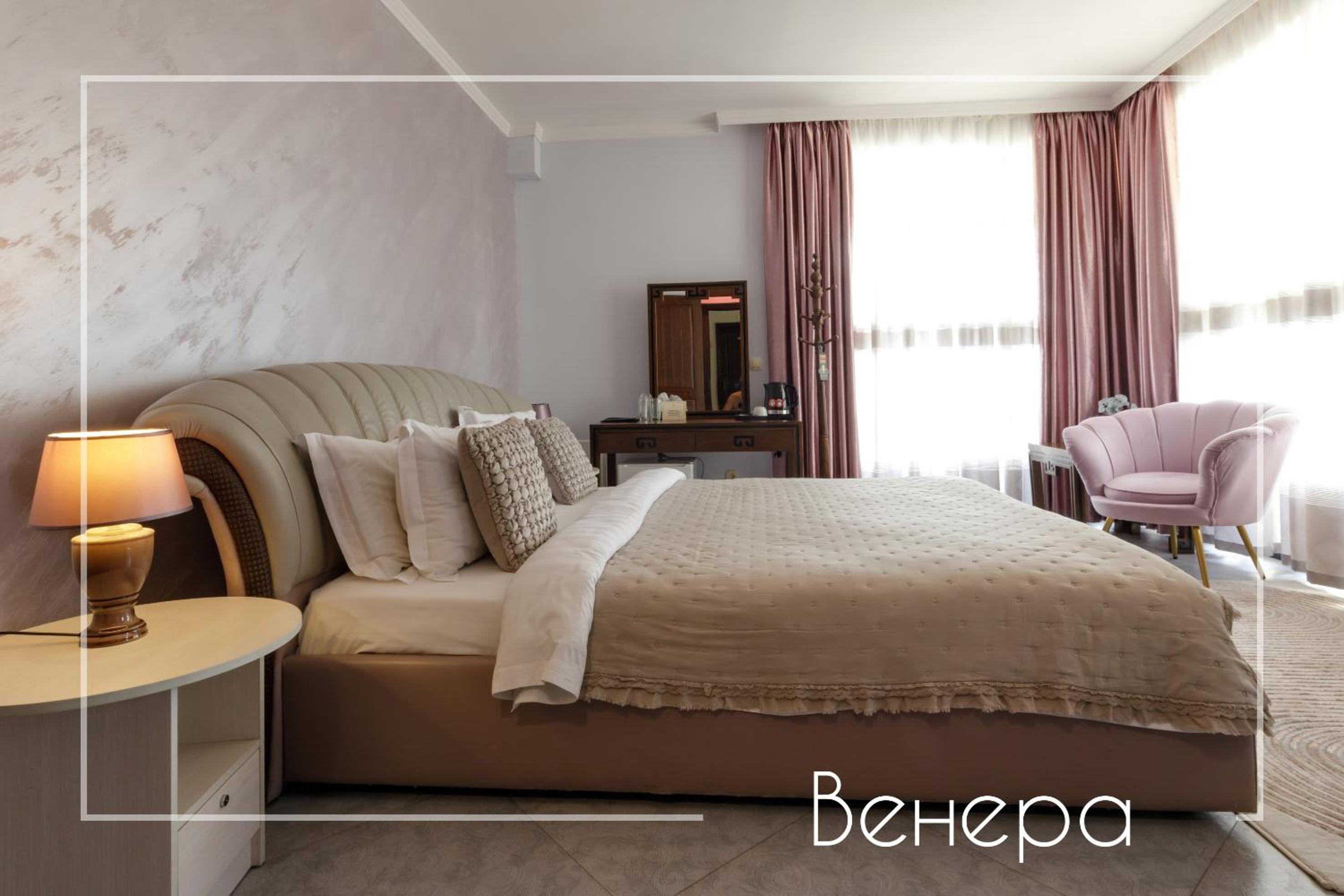 Deluxe Double Room with Balcony - Photo 3