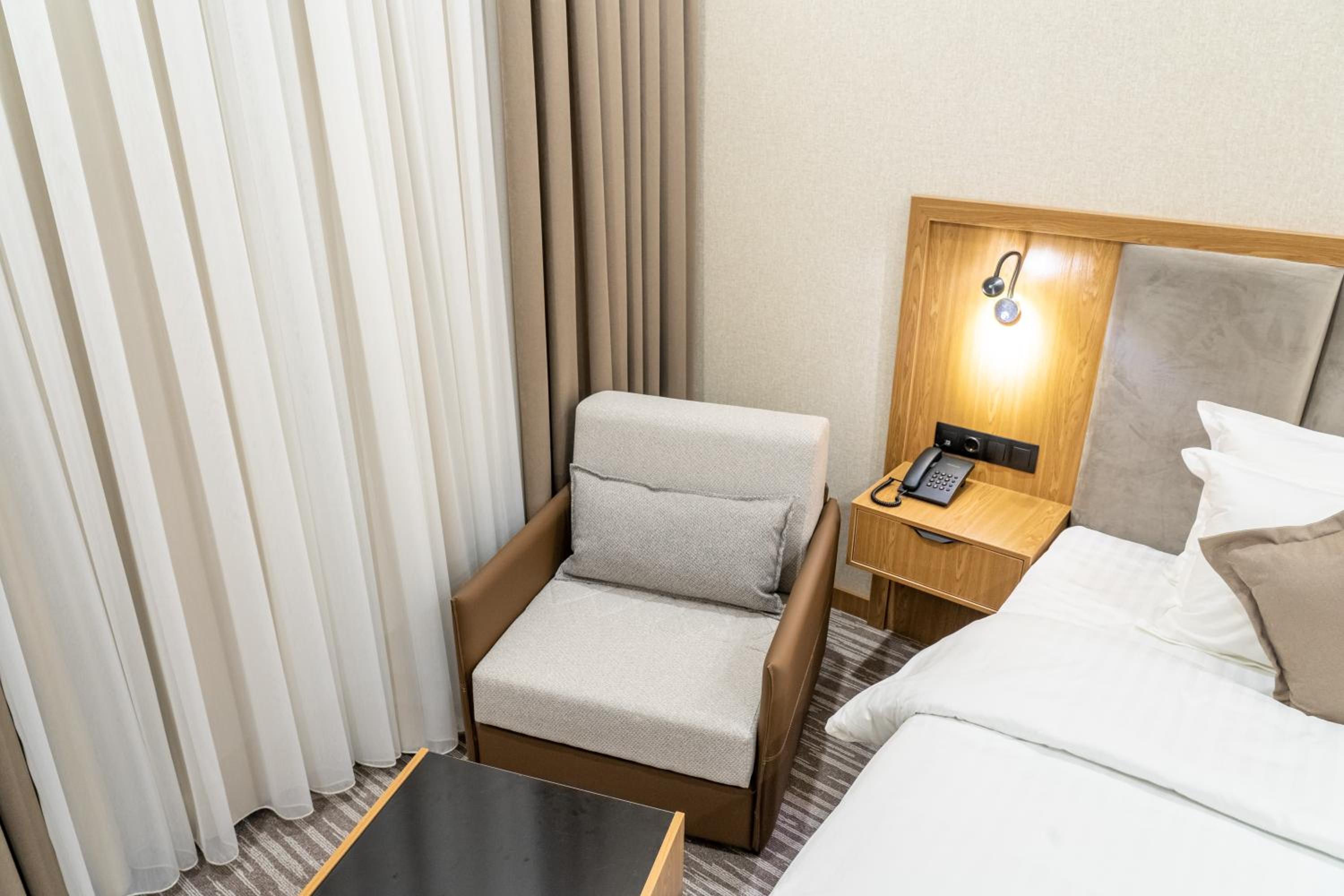 Deluxe Double Room with Balcony - Photo 4