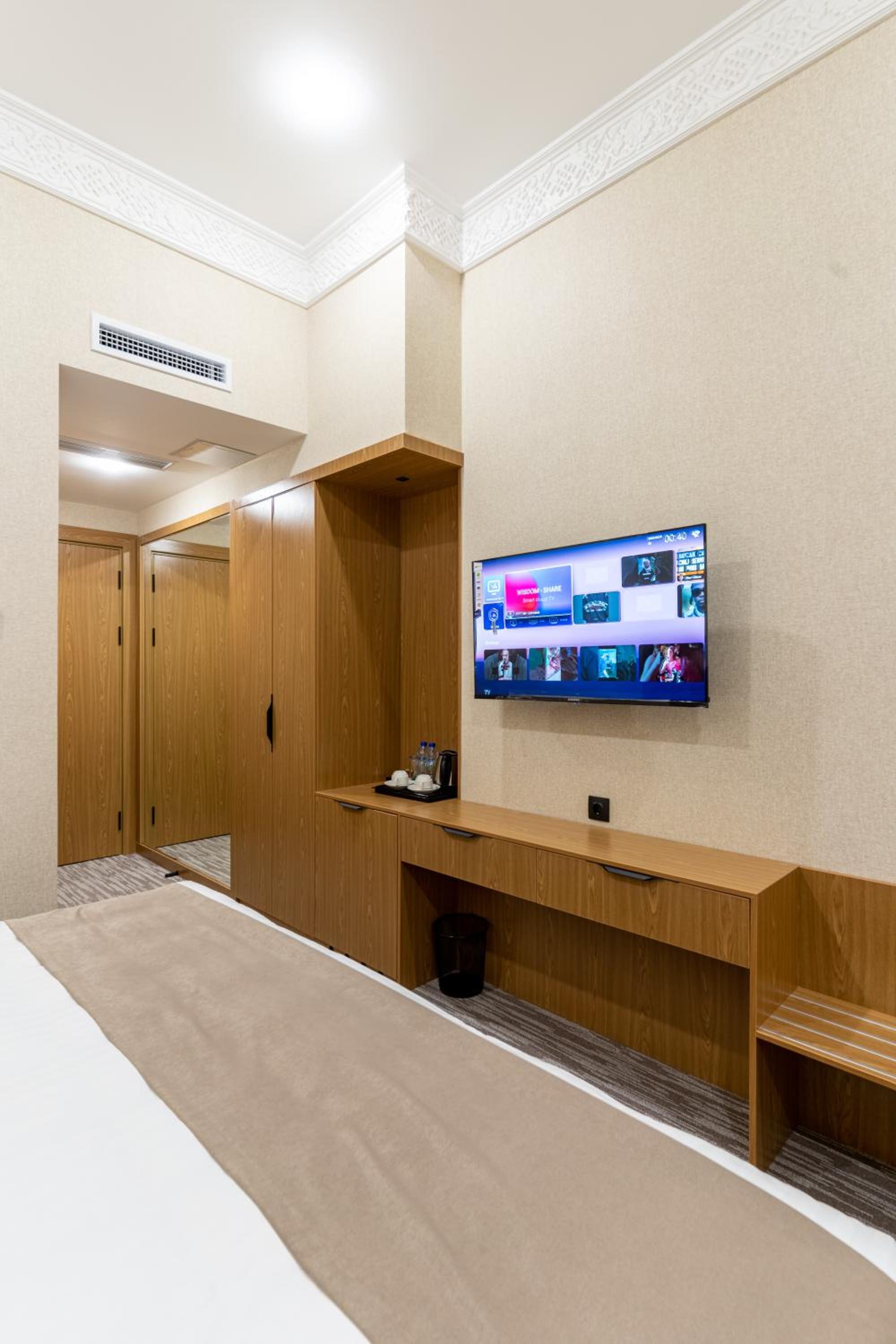 Deluxe Double Room with Balcony - Photo 26