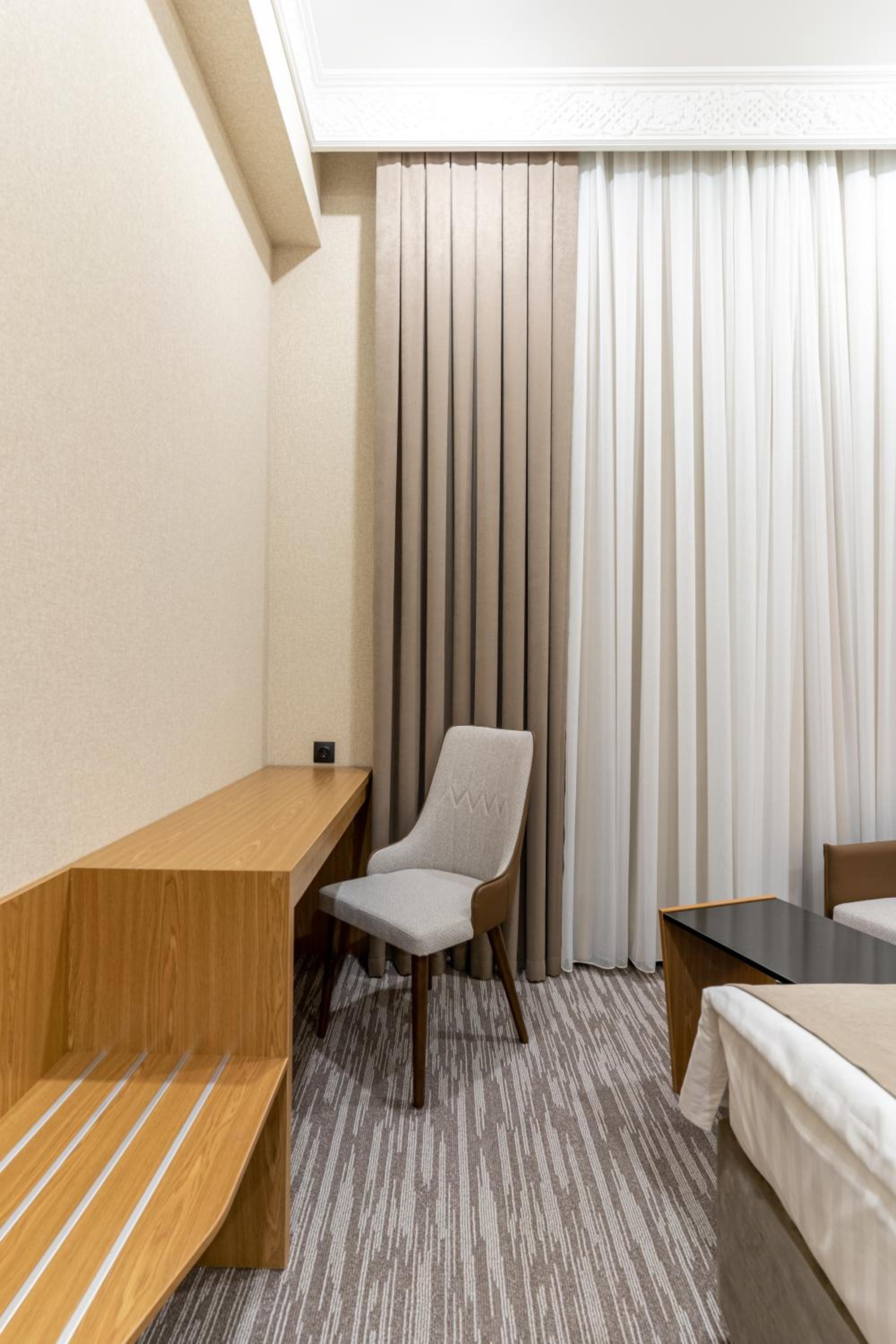 Deluxe Double Room with Balcony - Photo 11