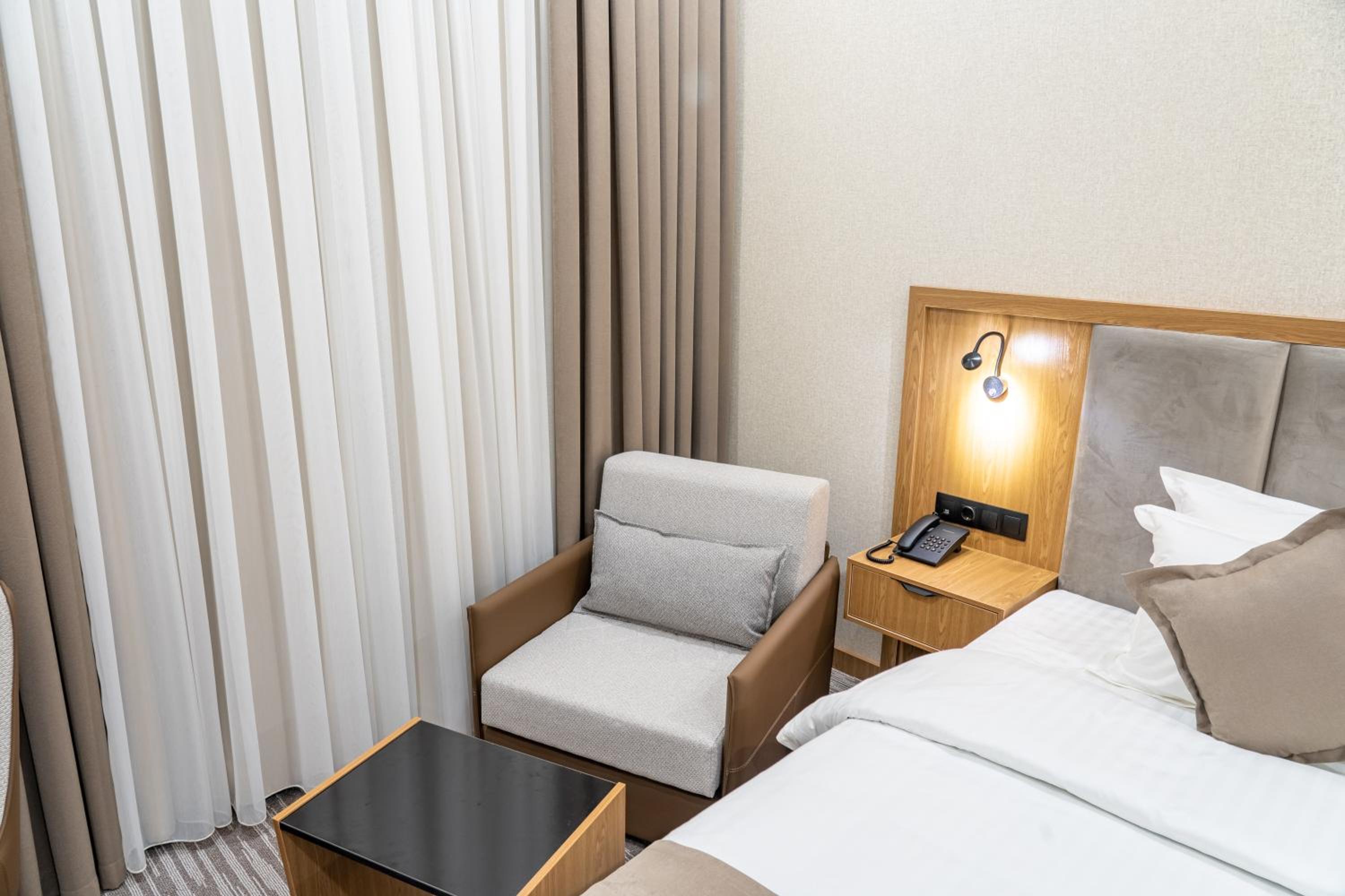 Deluxe Double Room with Balcony - Photo 12