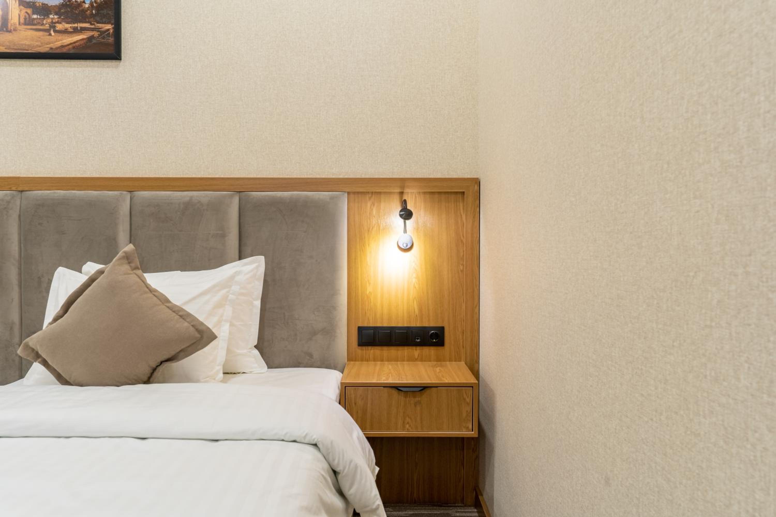Deluxe Double Room with Balcony - Photo 13