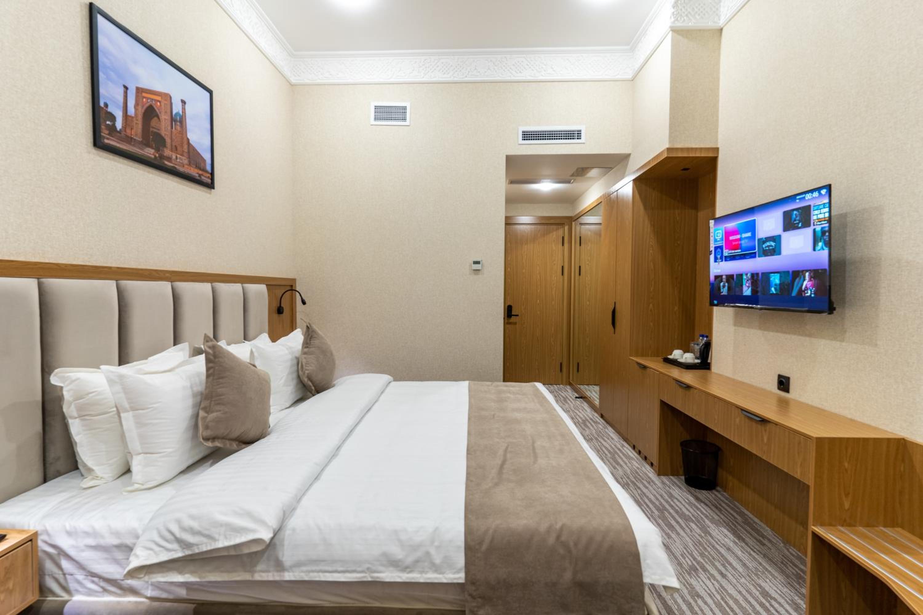 Deluxe Double Room with Balcony - Photo 10