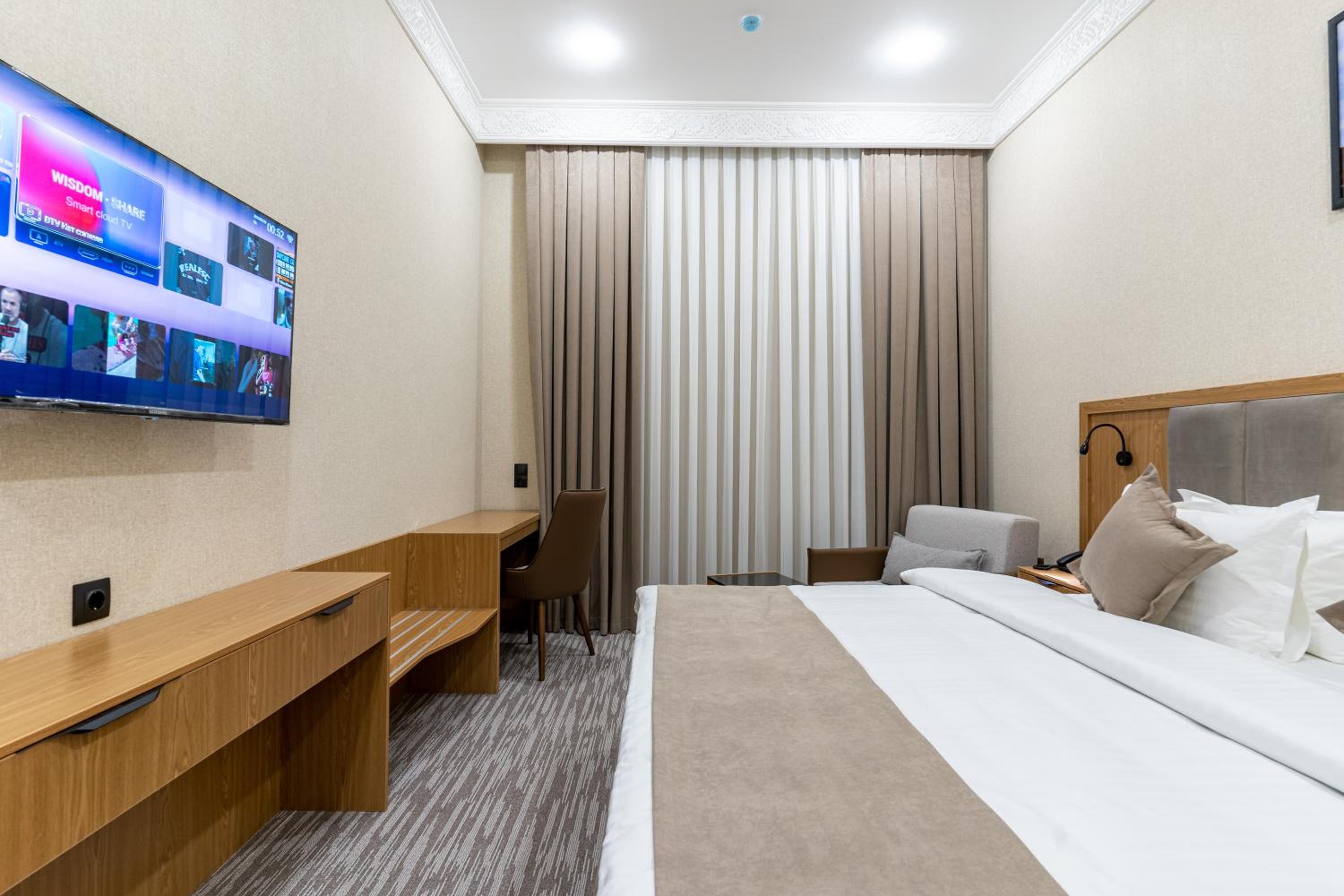 Deluxe Double Room with Balcony - Photo 8
