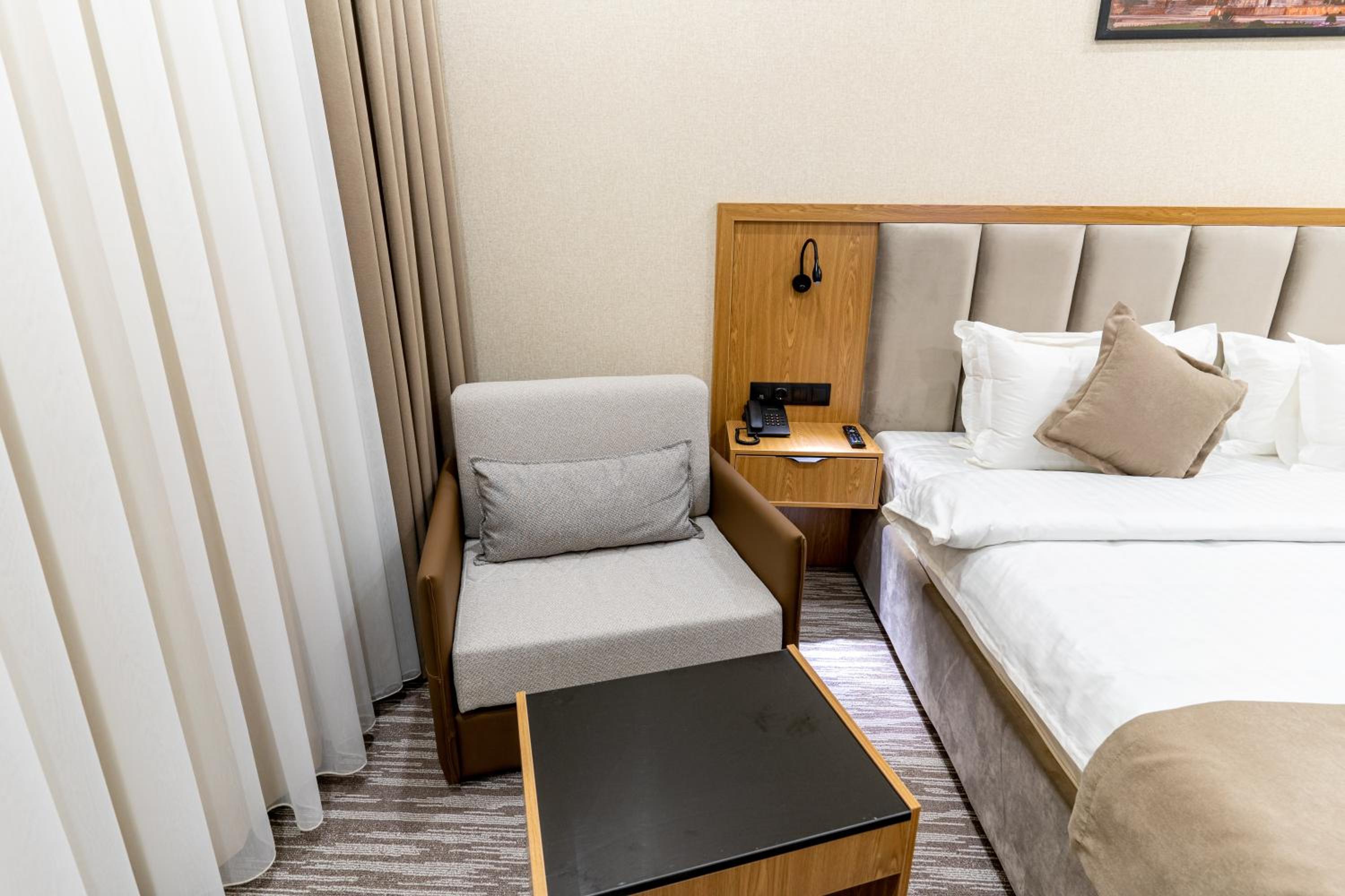 Deluxe Double Room with Balcony - Photo 15
